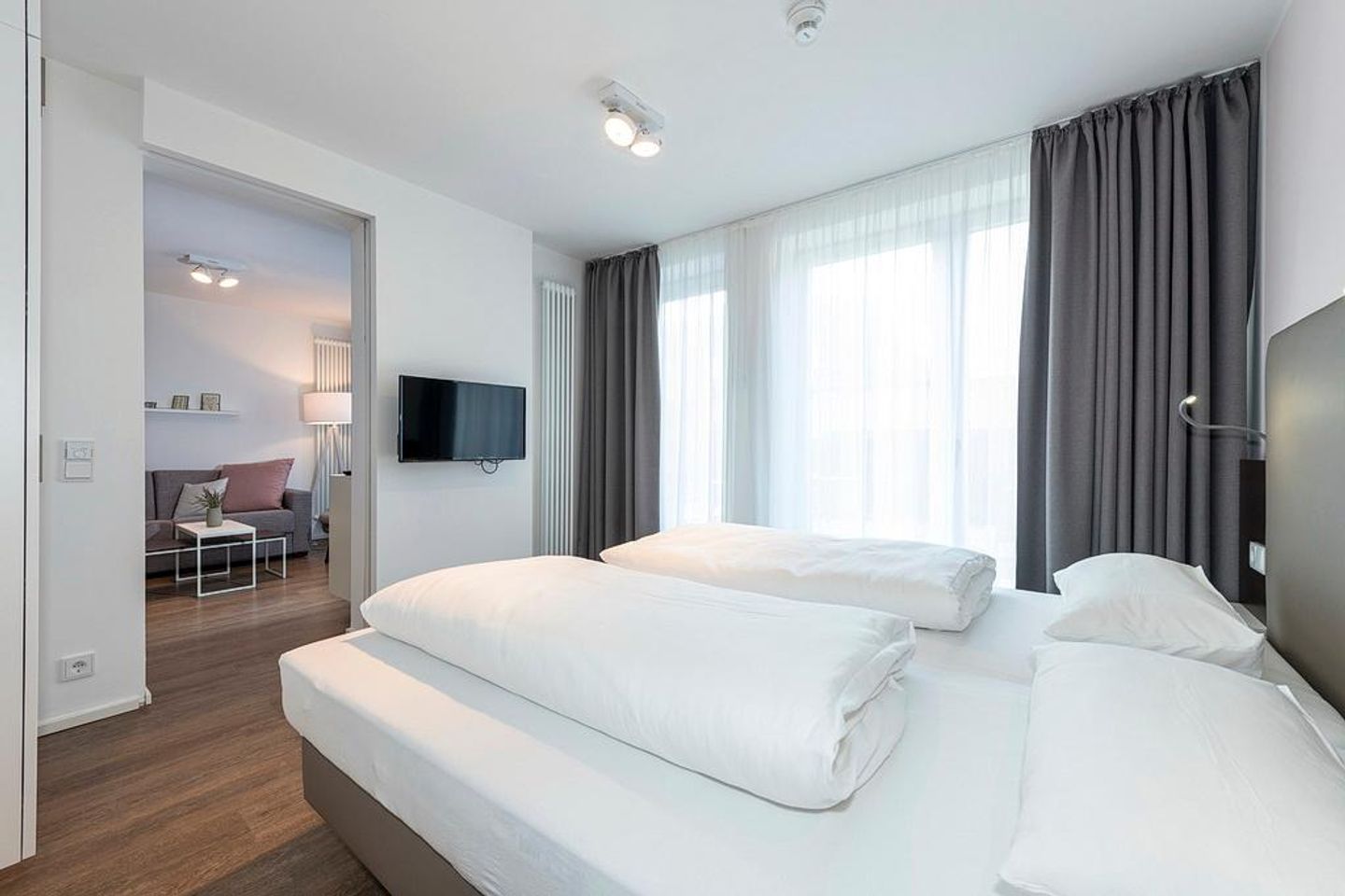 Apartmentvilla Anna See Apartmentvilla Anna See 1-08 Langeoog - Schlafzimmer mit Doppelbett und TV