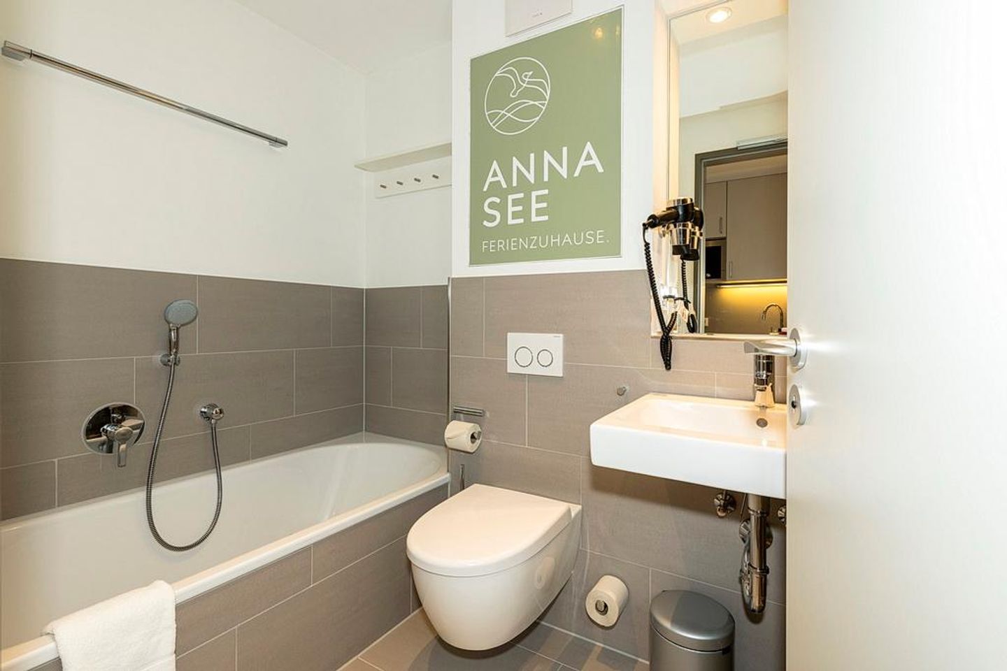 Apartmentvilla Anna See Apartmentvilla Anna See 1-08 Langeoog - Badezimmer mit Badewanne, Waschtisch und WC