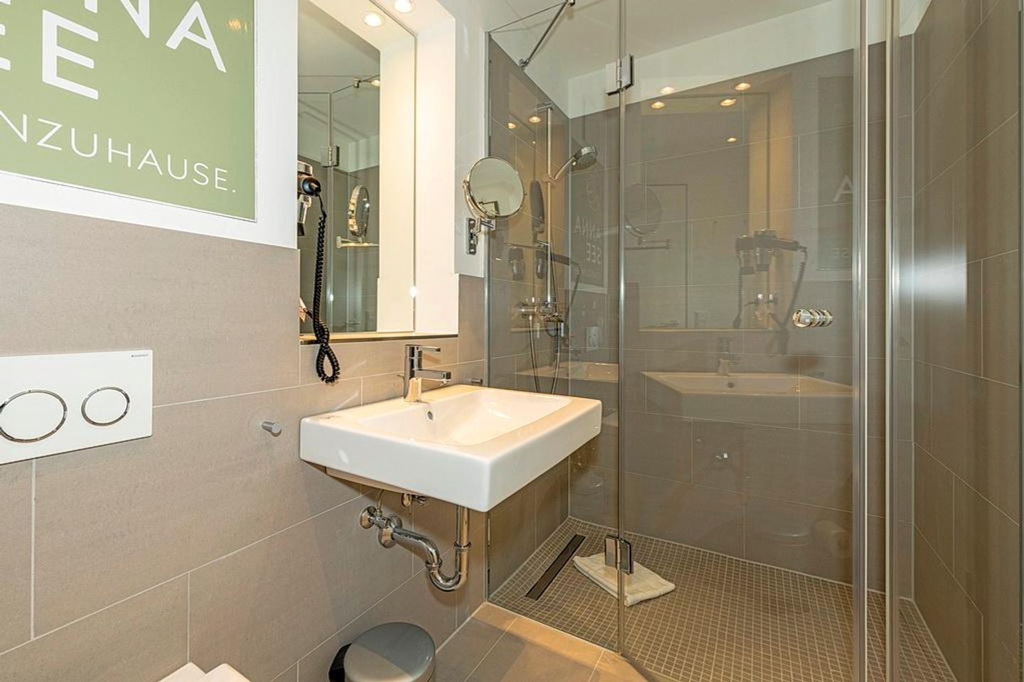 Apartmentvilla Anna See Apartmentvilla Anna See 1-08 Langeoog - Badezimmer mit Dusche, Waschtisch, WC und Spiegel