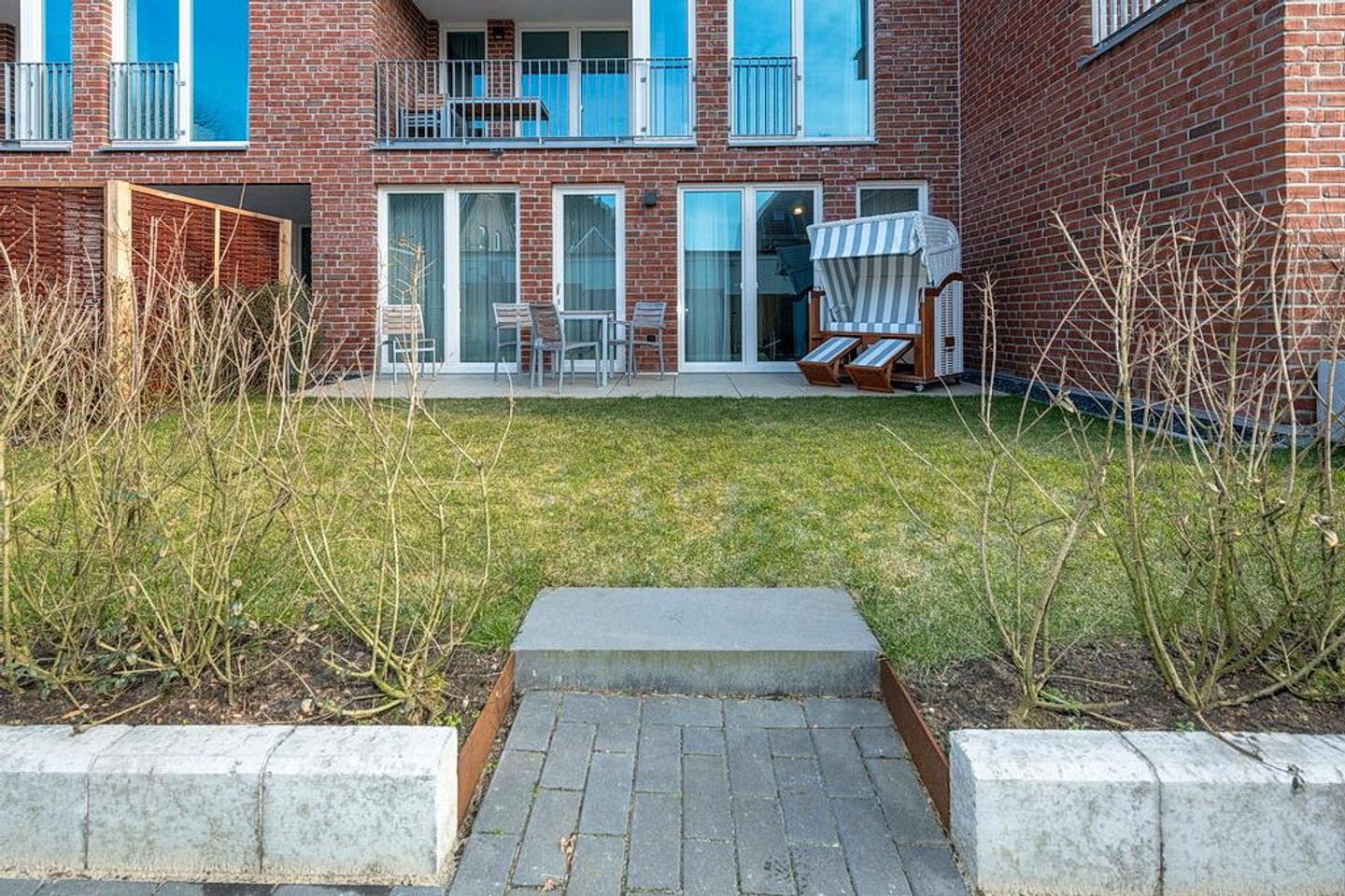 Apartmentvilla Anna See Apartmentvilla Anna See 1-08 Langeoog - Terrasse mit Garten und Sitzgelegenheiten