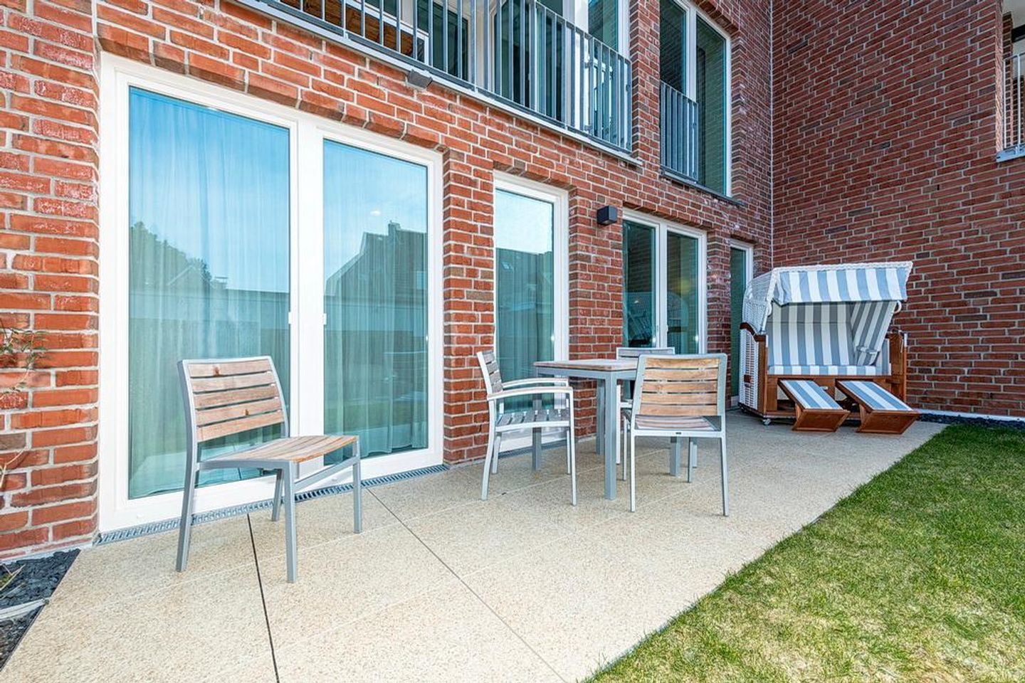 Apartmentvilla Anna See Apartmentvilla Anna See 1-08 Langeoog - Terrasse mit Strandkorb und Sitzgelegenheit