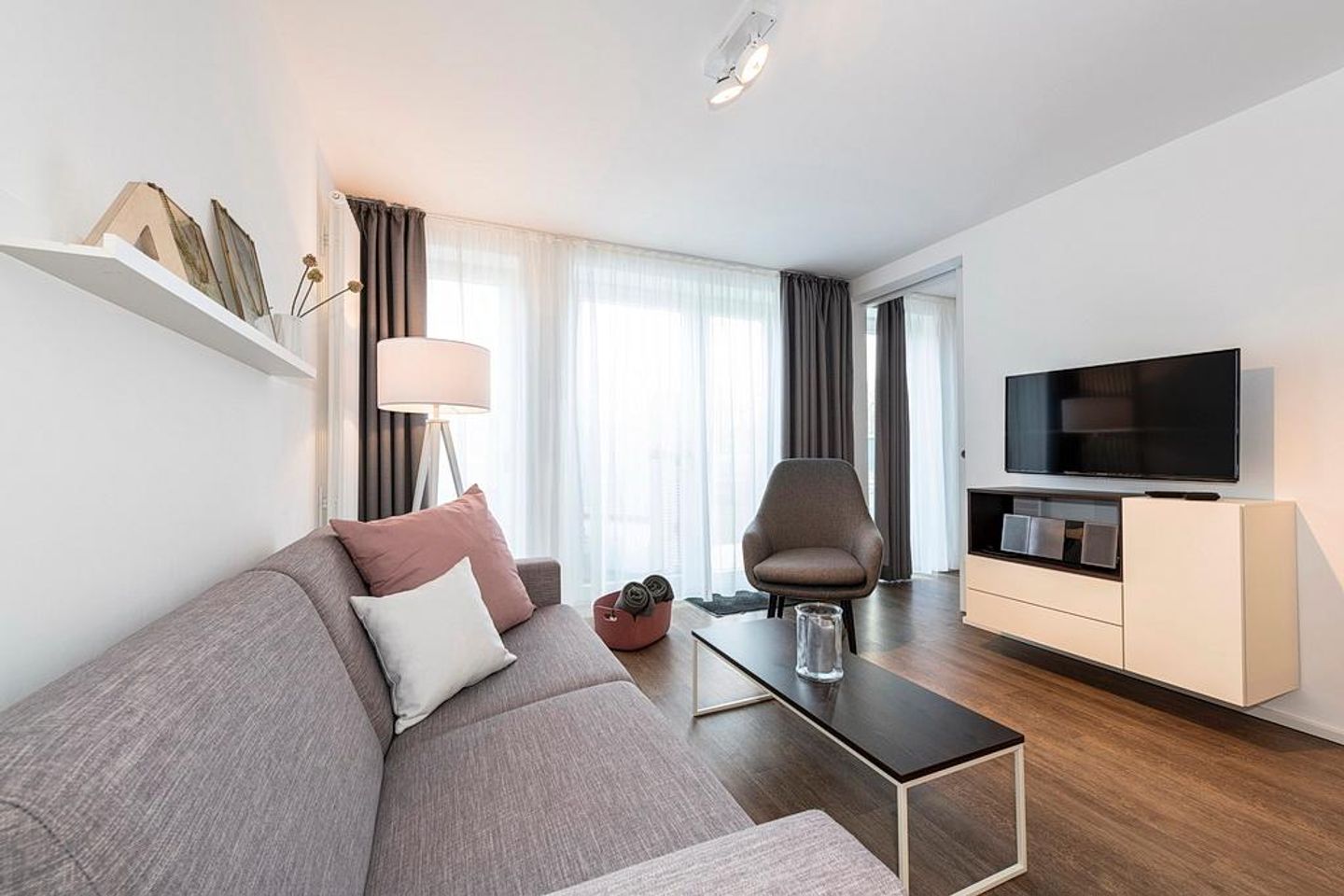 Apartmentvilla Anna See Apartmentvilla Anna See 1-13 Langeoog - Wohn-Essbereich mit Couch und TV