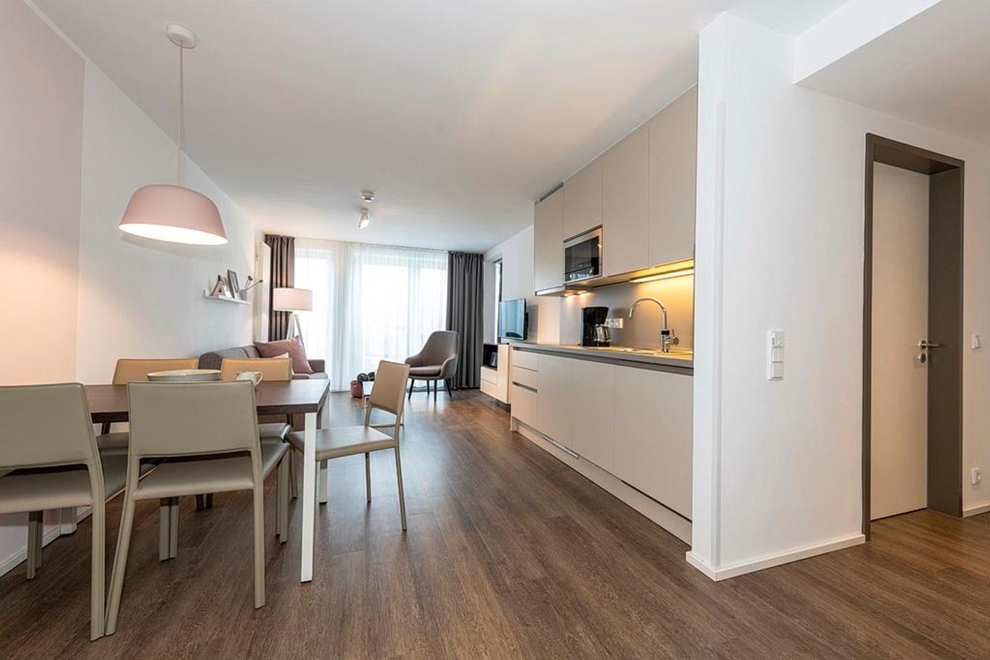 Apartmentvilla Anna See Apartmentvilla Anna See 1-13 Langeoog - Wohn-Essbereich mit Esstisch, Sitzgelegenheiten und Küchenzeile