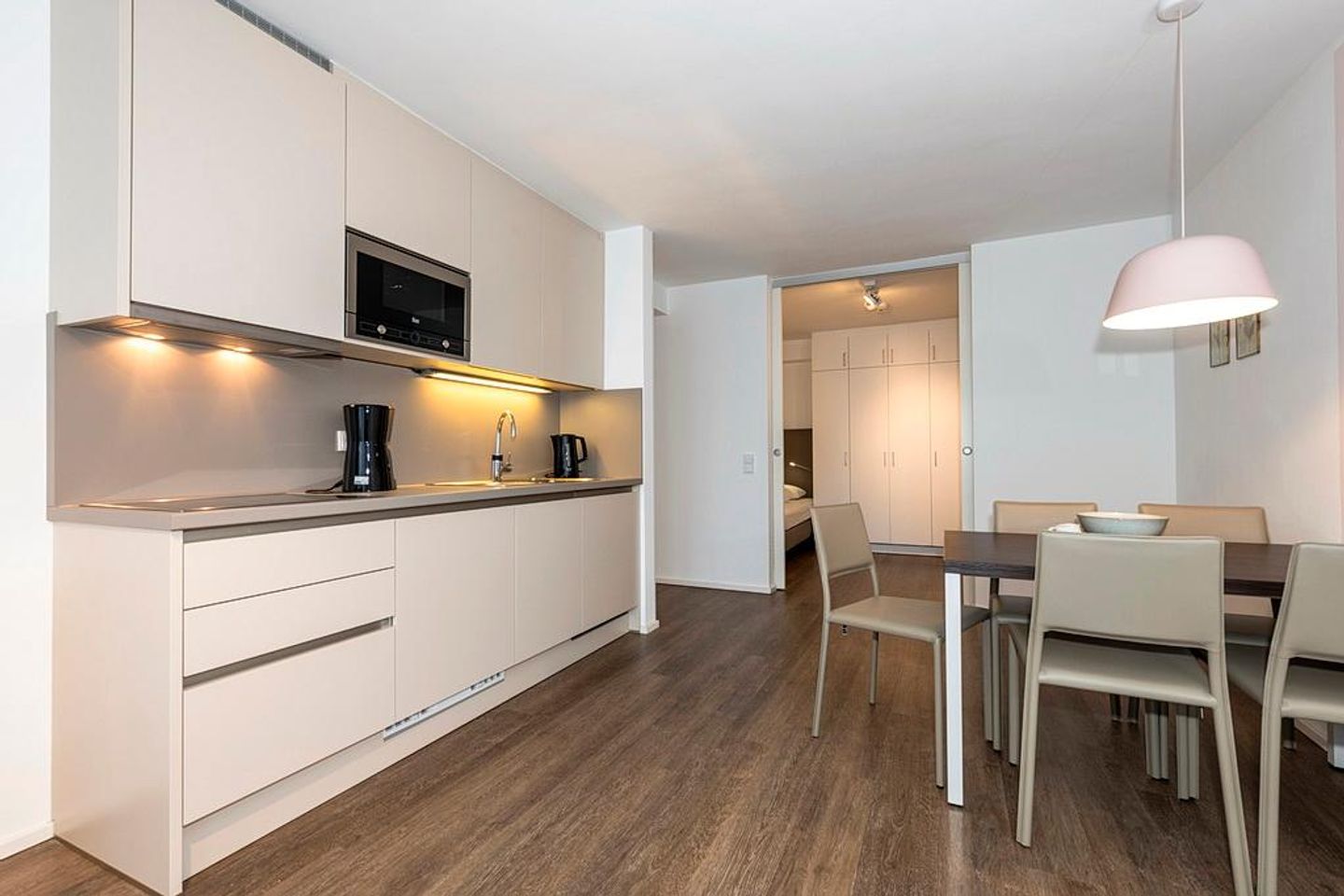 Apartmentvilla Anna See Apartmentvilla Anna See 1-13 Langeoog - Wohn-Essbereich mit Küchenzeile und Sitzgelegenheit