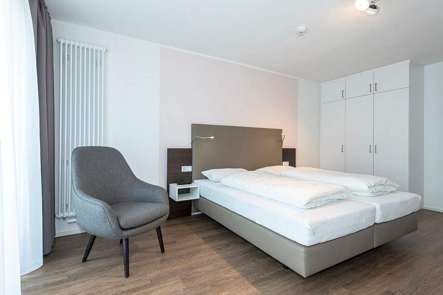 Apartmentvilla Anna See Apartmentvilla Anna See 1-13 Langeoog - Schlafzimmer mit Doppelbett und Kleiderschrank