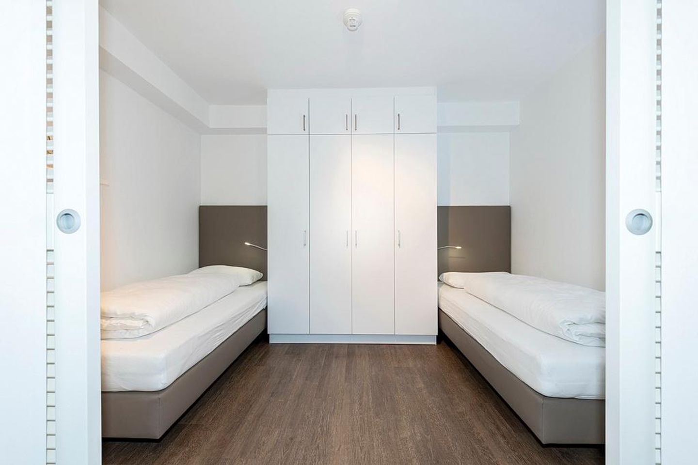 Apartmentvilla Anna See Apartmentvilla Anna See 1-13 Langeoog - Schlafzimmer mit Einzelbetten und Kleiderschrank