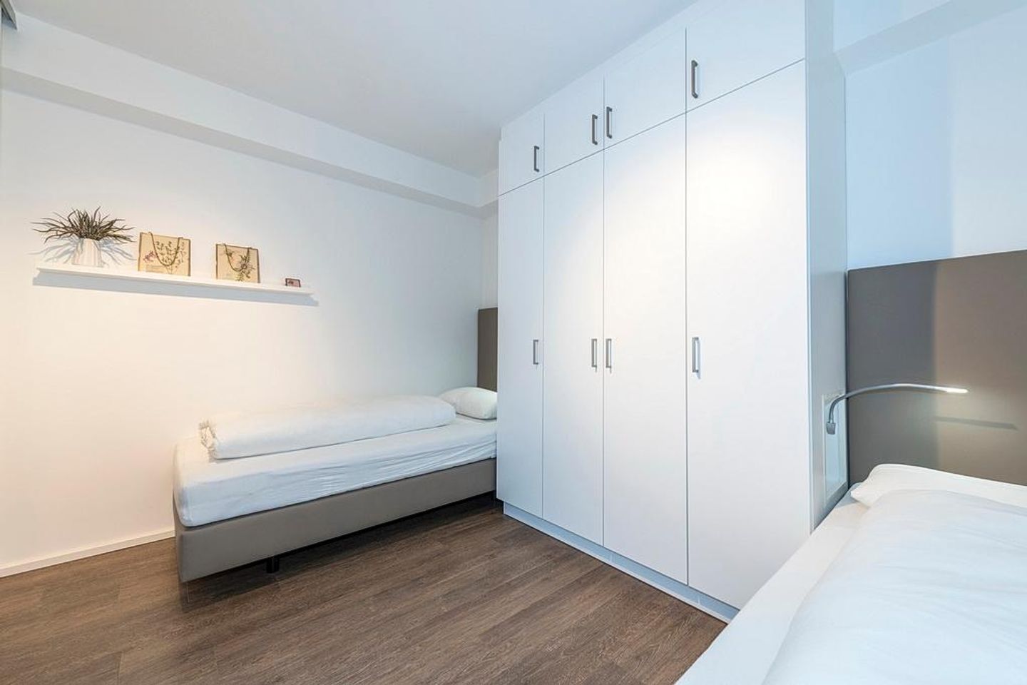 Apartmentvilla Anna See Apartmentvilla Anna See 1-13 Langeoog - Schlafzimmer mit Einzelbetten und Kleiderschrank