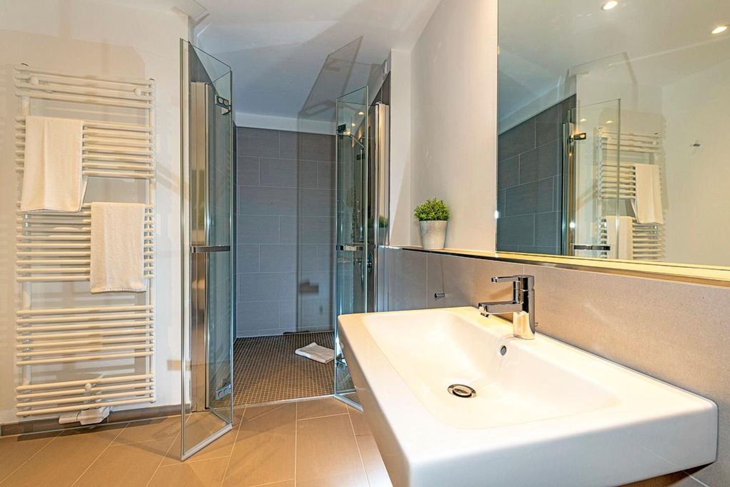 Apartmentvilla Anna See Apartmentvilla Anna See 1-13 Langeoog - Badezimmer mit Dusche, Waschtisch und Spiegel