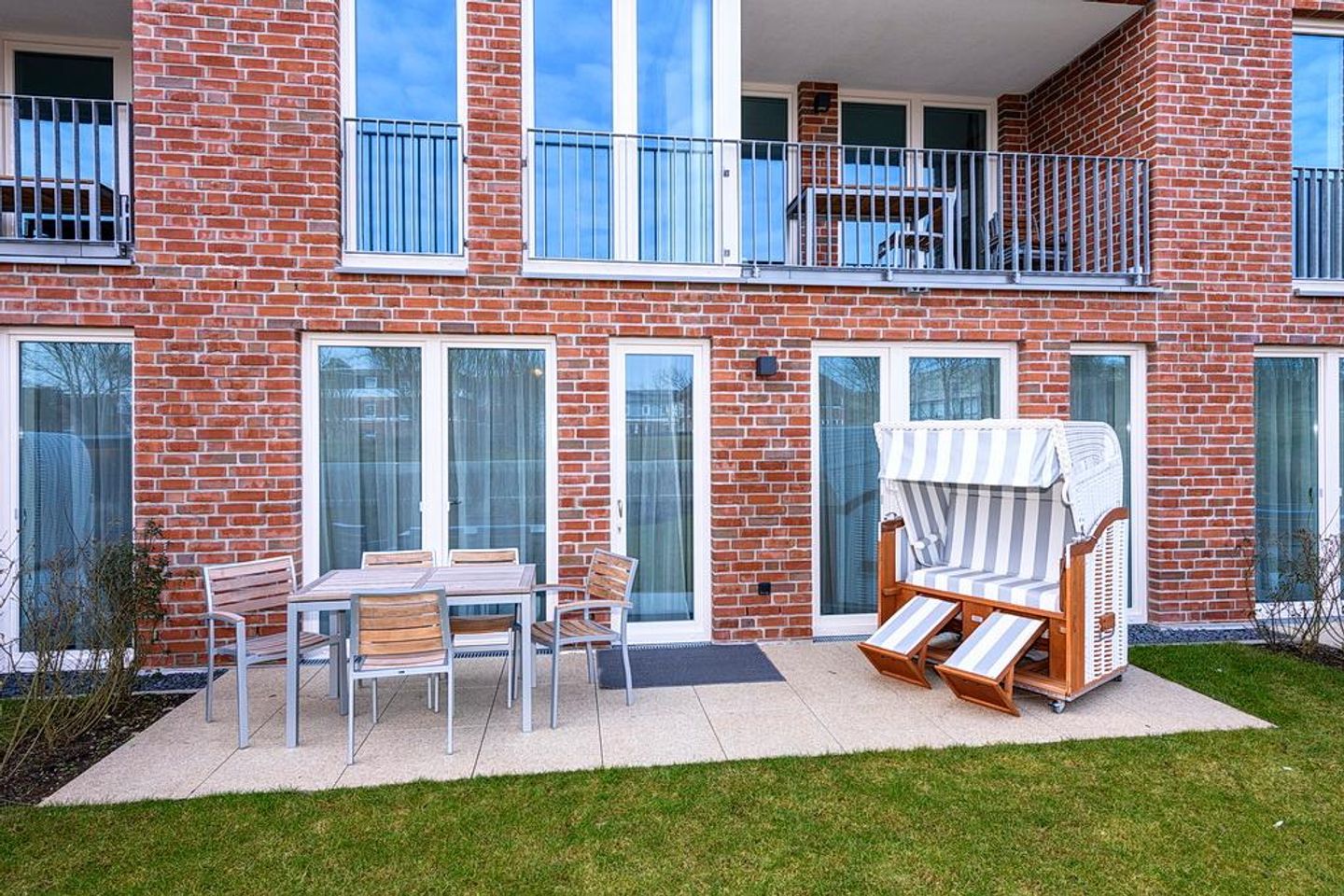 Apartmentvilla Anna See Apartmentvilla Anna See 1-13 Langeoog - Terrasse mit Strandkorb und Sitzgelegenheit