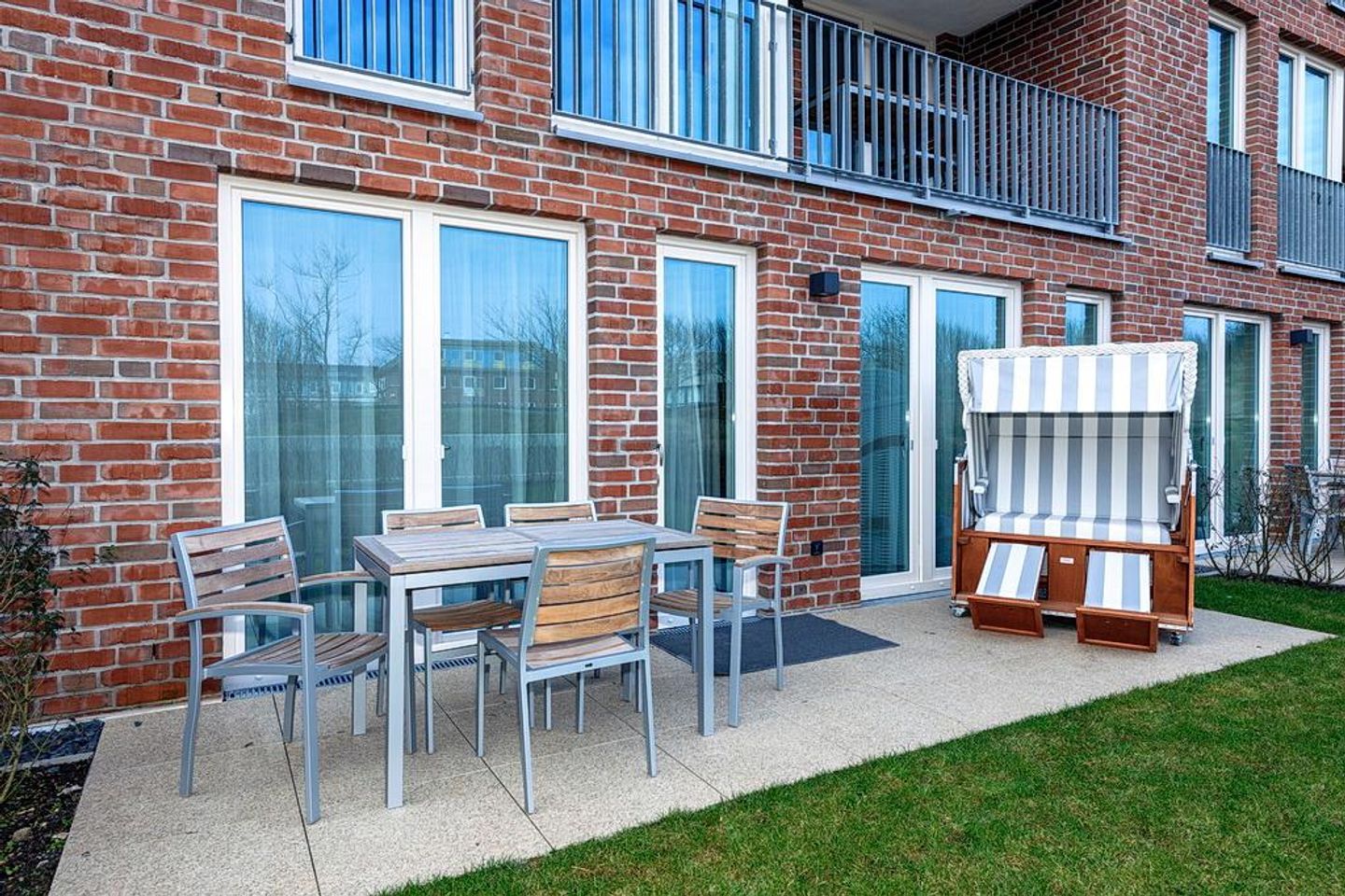 Apartmentvilla Anna See Apartmentvilla Anna See 1-13 Langeoog - Terrasse mit Strandkorb und Sitzgelegenheit