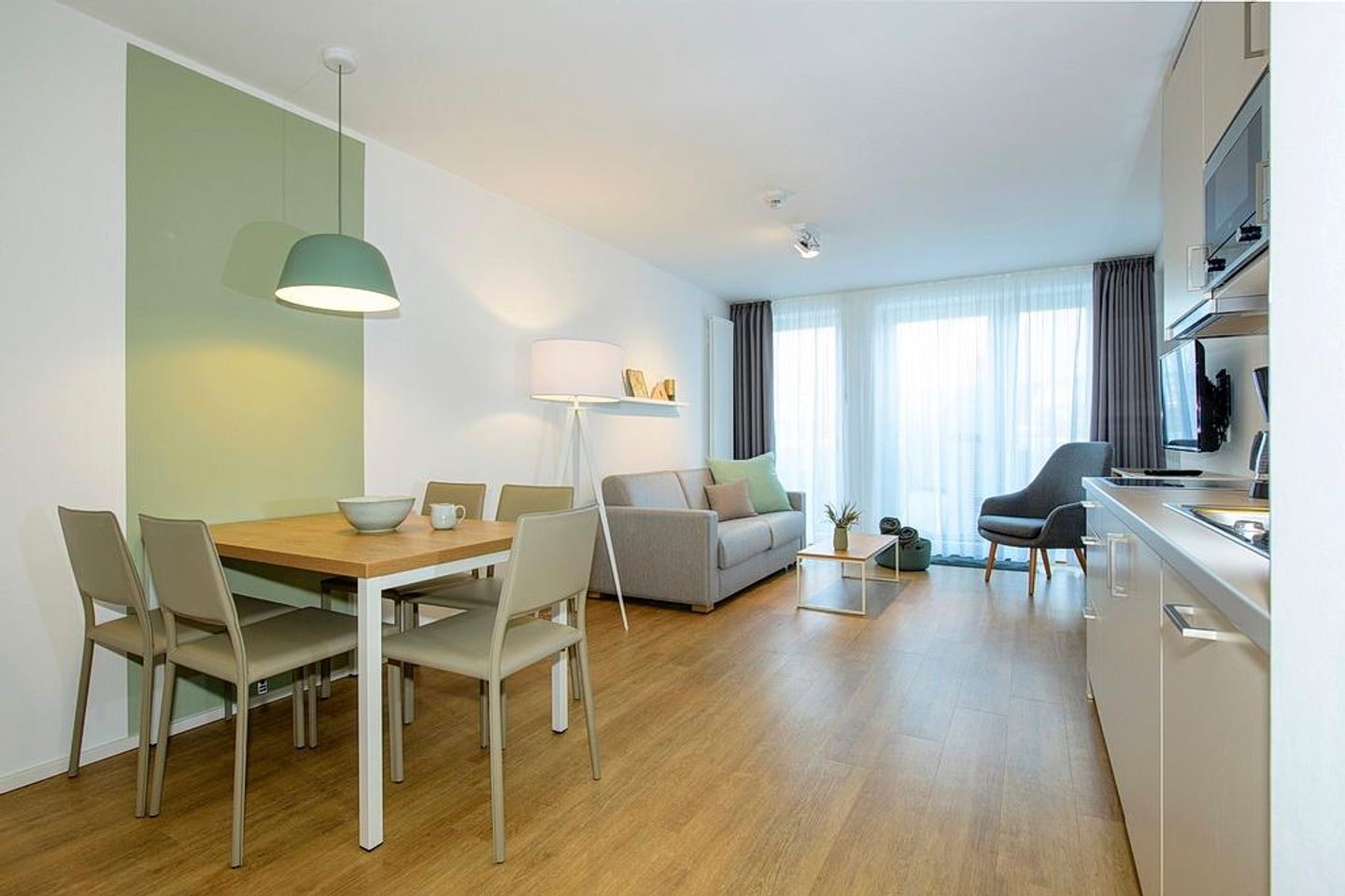 Apartmentvilla Anna See Apartmentvilla Anna See 1-14 Langeoog - Wohn-Essbereich mit Couch, Esstisch und Sitzgelegenheit