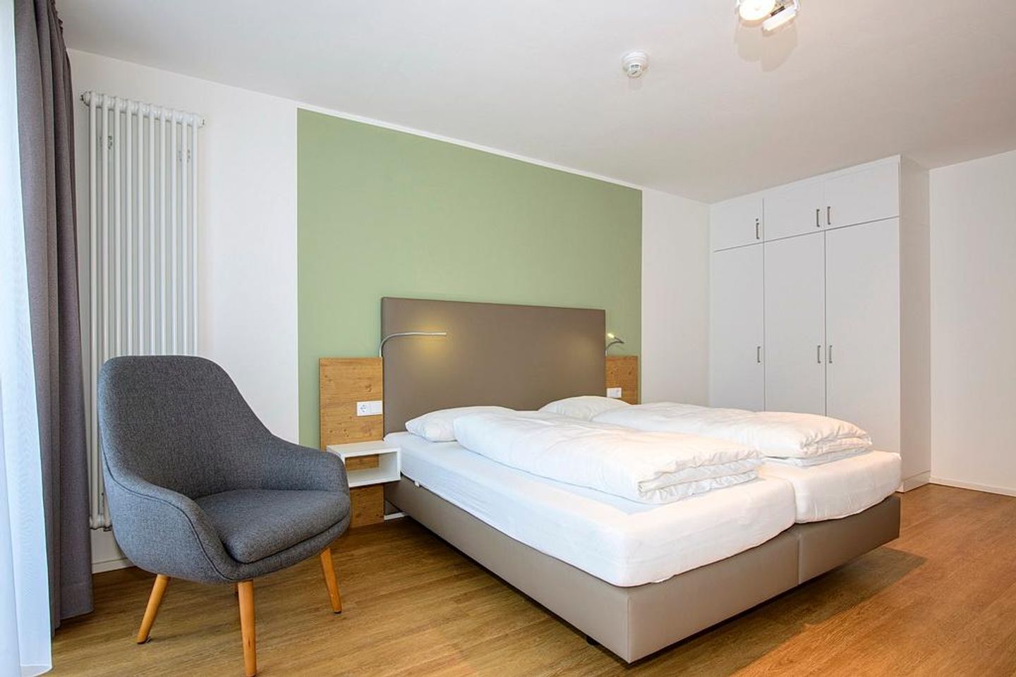 Apartmentvilla Anna See Apartmentvilla Anna See 1-14 Langeoog - Schlafzimmer mit Doppelbett und Kleiderschrank