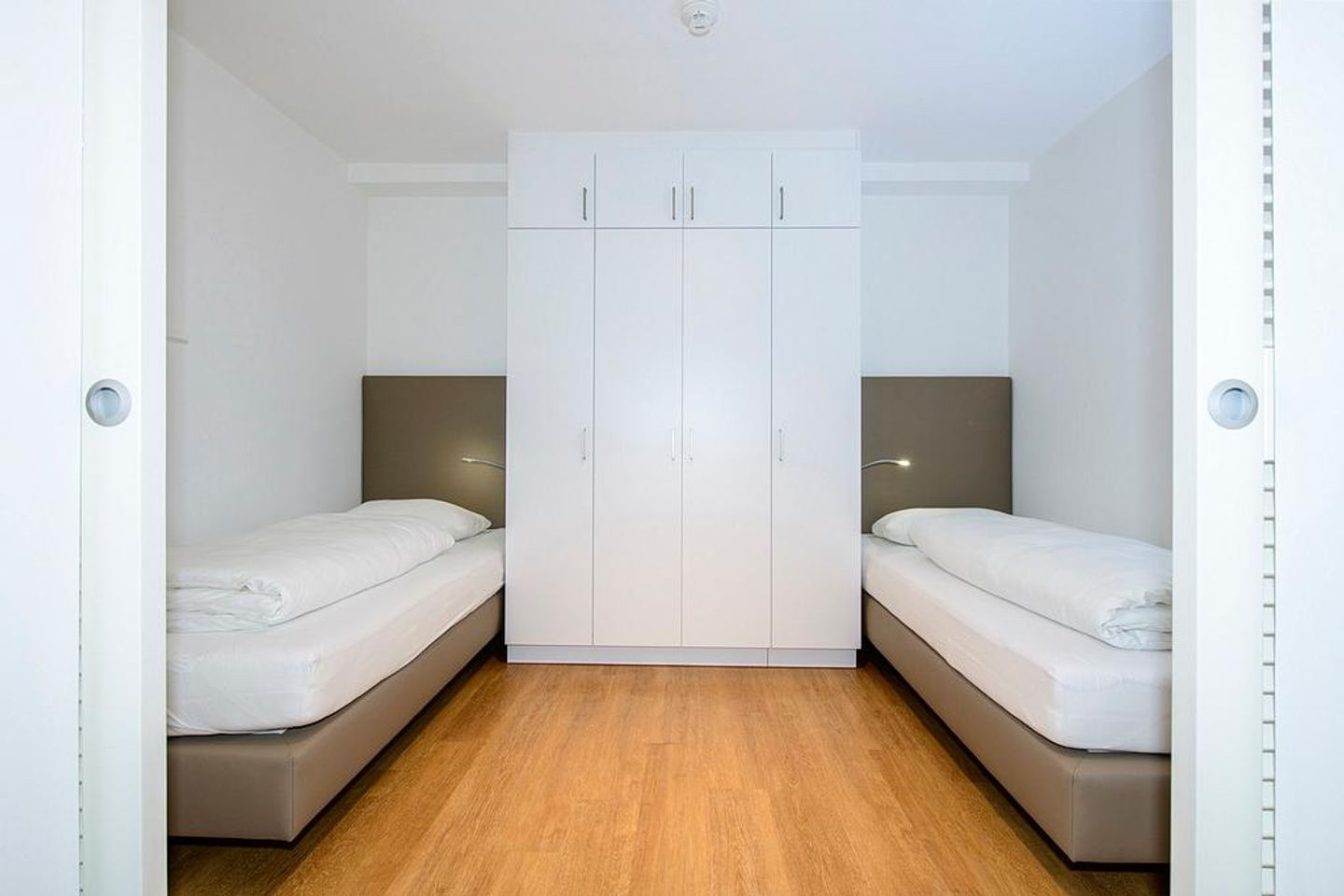 Apartmentvilla Anna See Apartmentvilla Anna See 1-14 Langeoog - Schlafzimmer mit Einzelbetten und Kleiderschrank