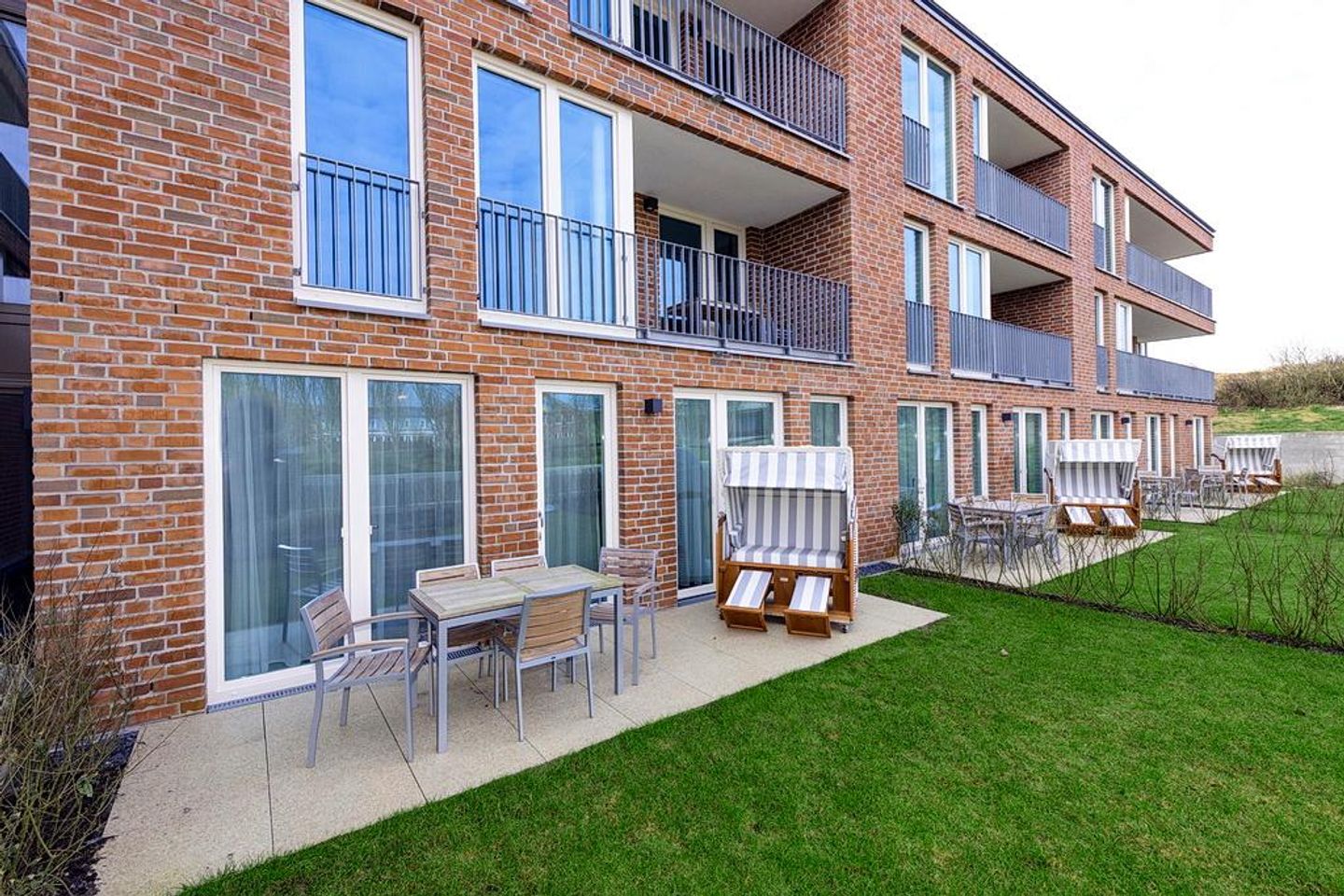 Apartmentvilla Anna See Apartmentvilla Anna See 1-14 Langeoog - Terrasse mit Strandkorb und Sitzgelegenheit