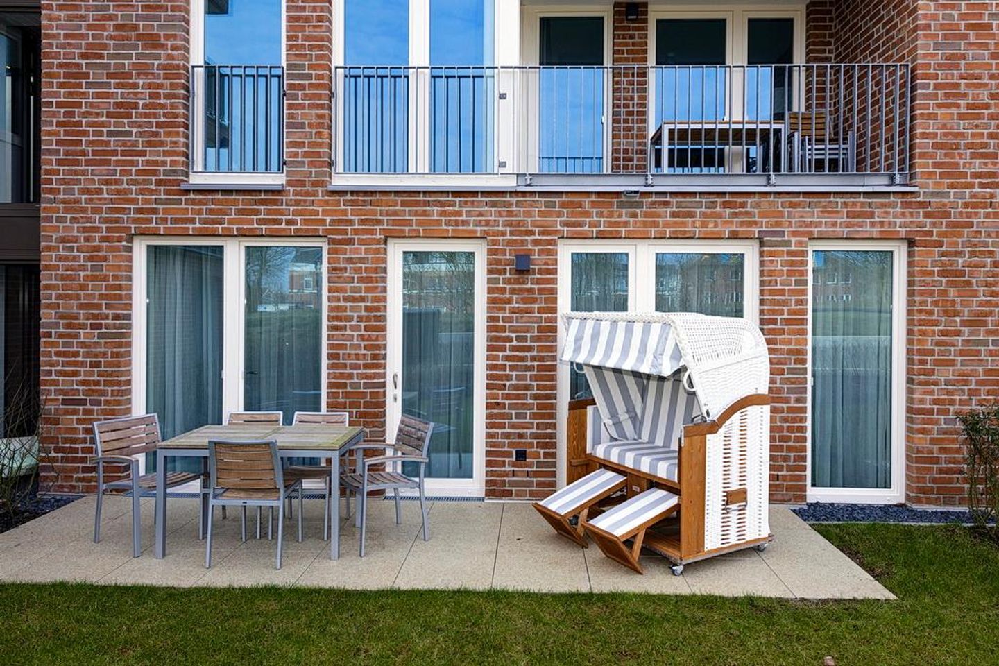 Apartmentvilla Anna See Apartmentvilla Anna See 1-14 Langeoog - Terrasse mit Strandkorb und Sitzgelegenheit