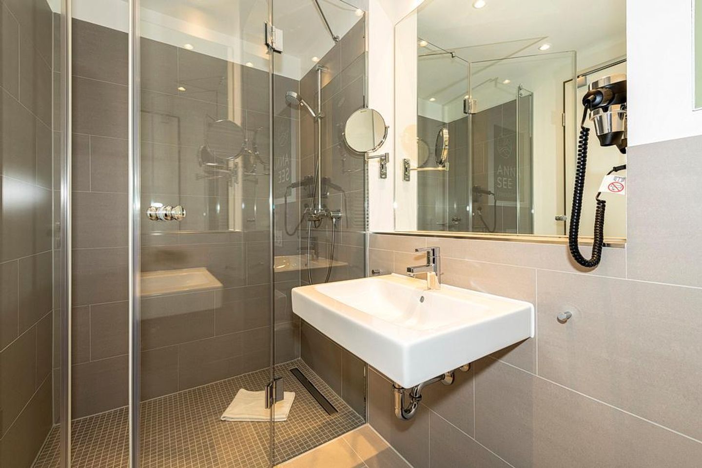 Apartmentvilla Anna See Apartmentvilla Anna See 1-16 Langeoog - Badezimmer mit Dusche, Waschtisch und Spiegel