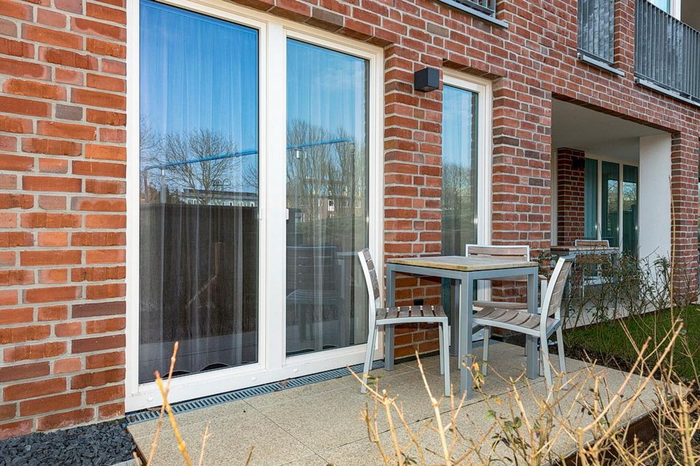 Apartmentvilla Anna See Apartmentvilla Anna See 1-16 Langeoog - Terrasse mit Tisch und Sitzgelegenheit