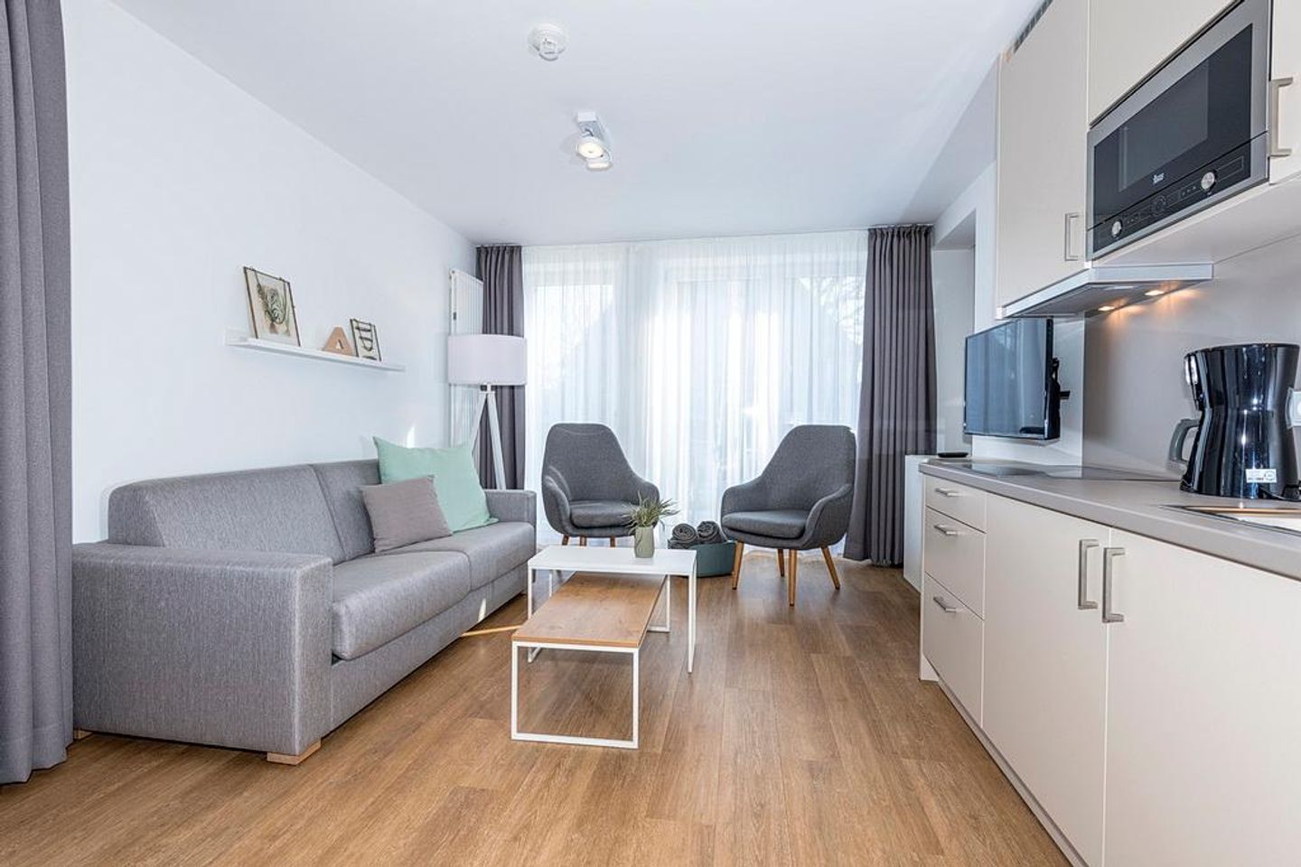 Apartmentvilla Anna See Apartmentvilla Anna See 1-17 Langeoog - Wohn-Essbereich mit Couch und Sessel