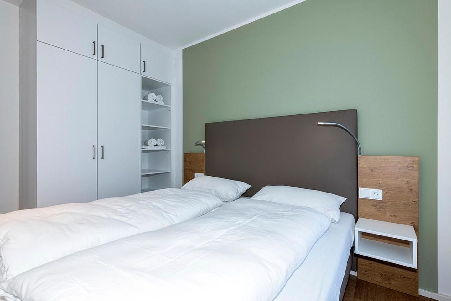 Apartmentvilla Anna See Apartmentvilla Anna See 1-17 Langeoog - Schlafzimmer mit Doppelbett und Kleiderschrank