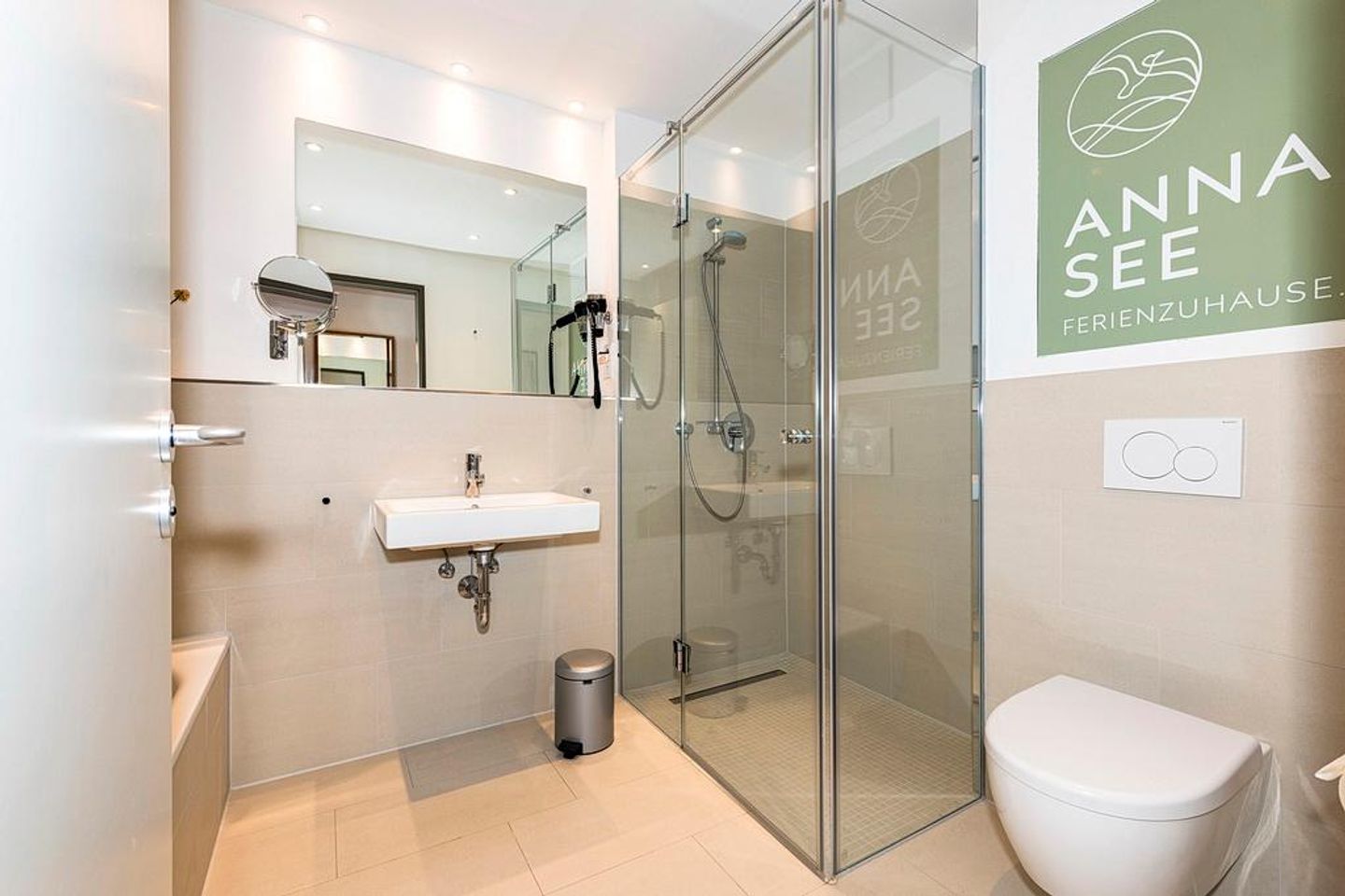 Apartmentvilla Anna See Apartmentvilla Anna See 1-17 Langeoog - Badezimmer mit Dusche, Waschtisch, WC und Spiegel