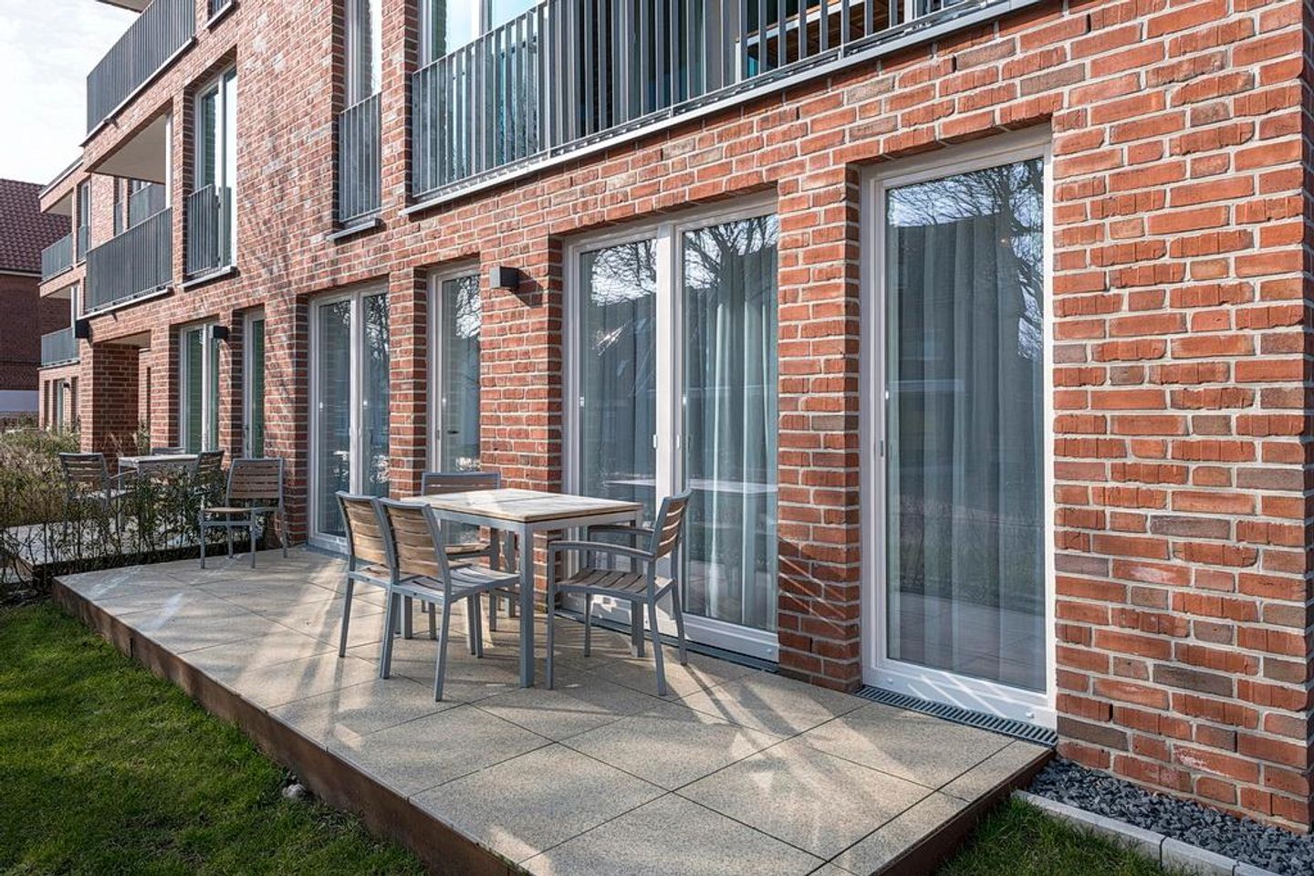 Apartmentvilla Anna See Apartmentvilla Anna See 1-17 Langeoog - Terrasse mit Tisch und Sitzmöglichkeiten