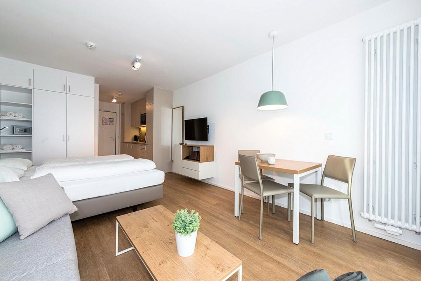 Apartmentvilla Anna See Apartmentvilla Anna See 1-18 Langeoog - Wohn-Schlafbereich mit Sitzgelegenheit und TV