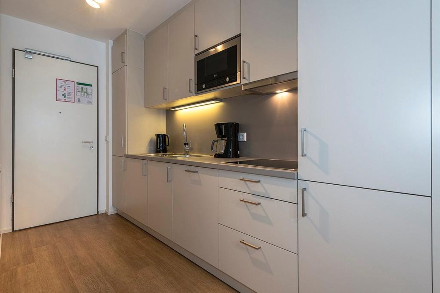 Apartmentvilla Anna See Apartmentvilla Anna See 1-18 Langeoog - Küchenzeile mit Mikrowelle