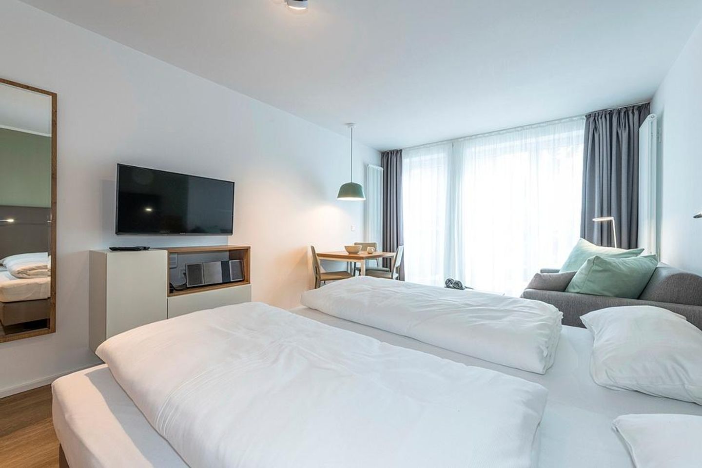 Apartmentvilla Anna See Apartmentvilla Anna See 1-18 Langeoog - Wohn-Schlafbereich mit Doppelbett und TV