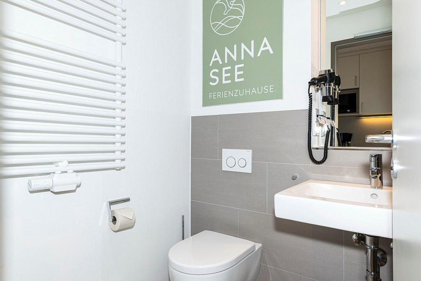 Apartmentvilla Anna See Apartmentvilla Anna See 1-18 Langeoog - Badezimmer mit WC, Waschtisch und Spiegel