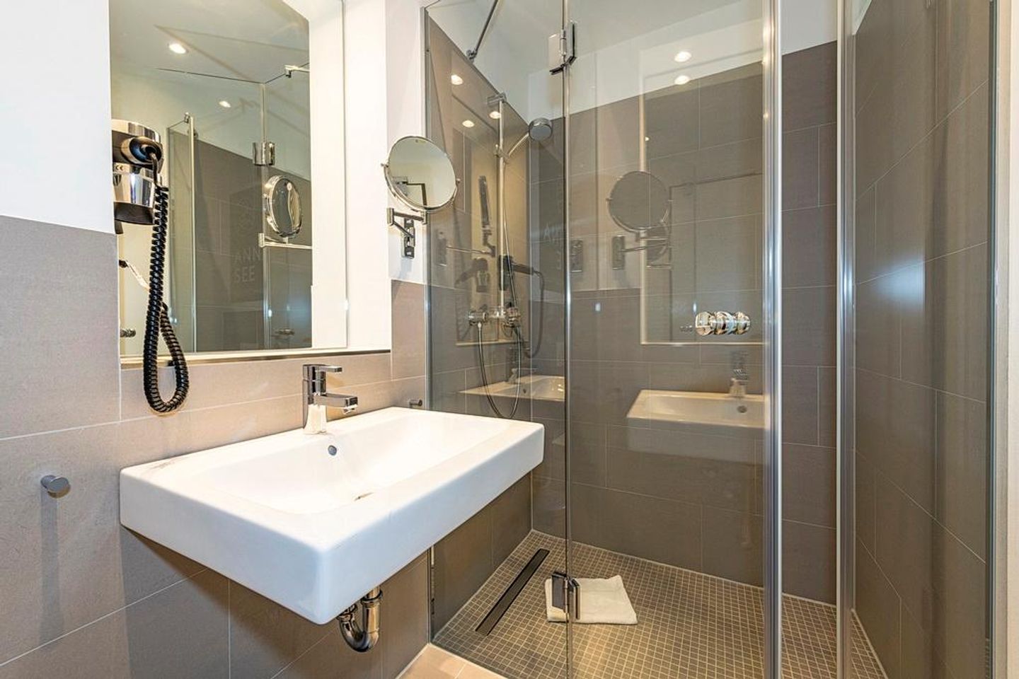 Apartmentvilla Anna See Apartmentvilla Anna See 1-18 Langeoog - Badezimmer mit Dusche, Waschtisch und Spiegel