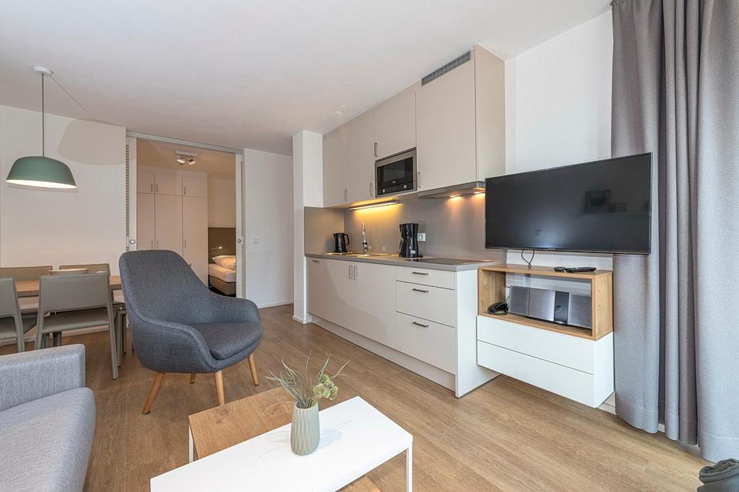 Apartmentvilla Anna See Apartmentvilla Anna See 2-01 Langeoog - Wohn-Essbereich mit Küchenzeile und TV