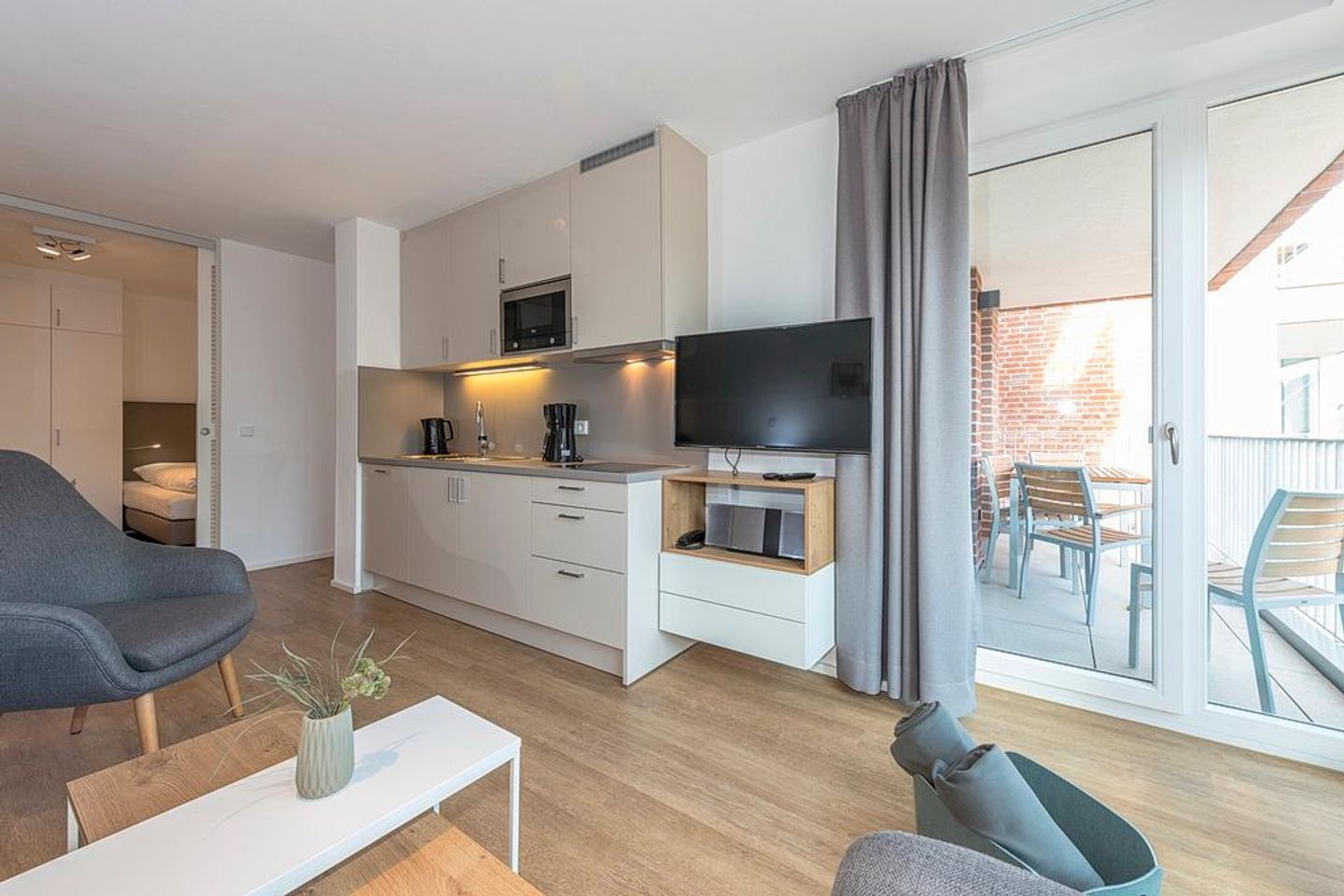 Apartmentvilla Anna See Apartmentvilla Anna See 2-01 Langeoog - Wohn-Essbereich mit Zugang zum Balkon