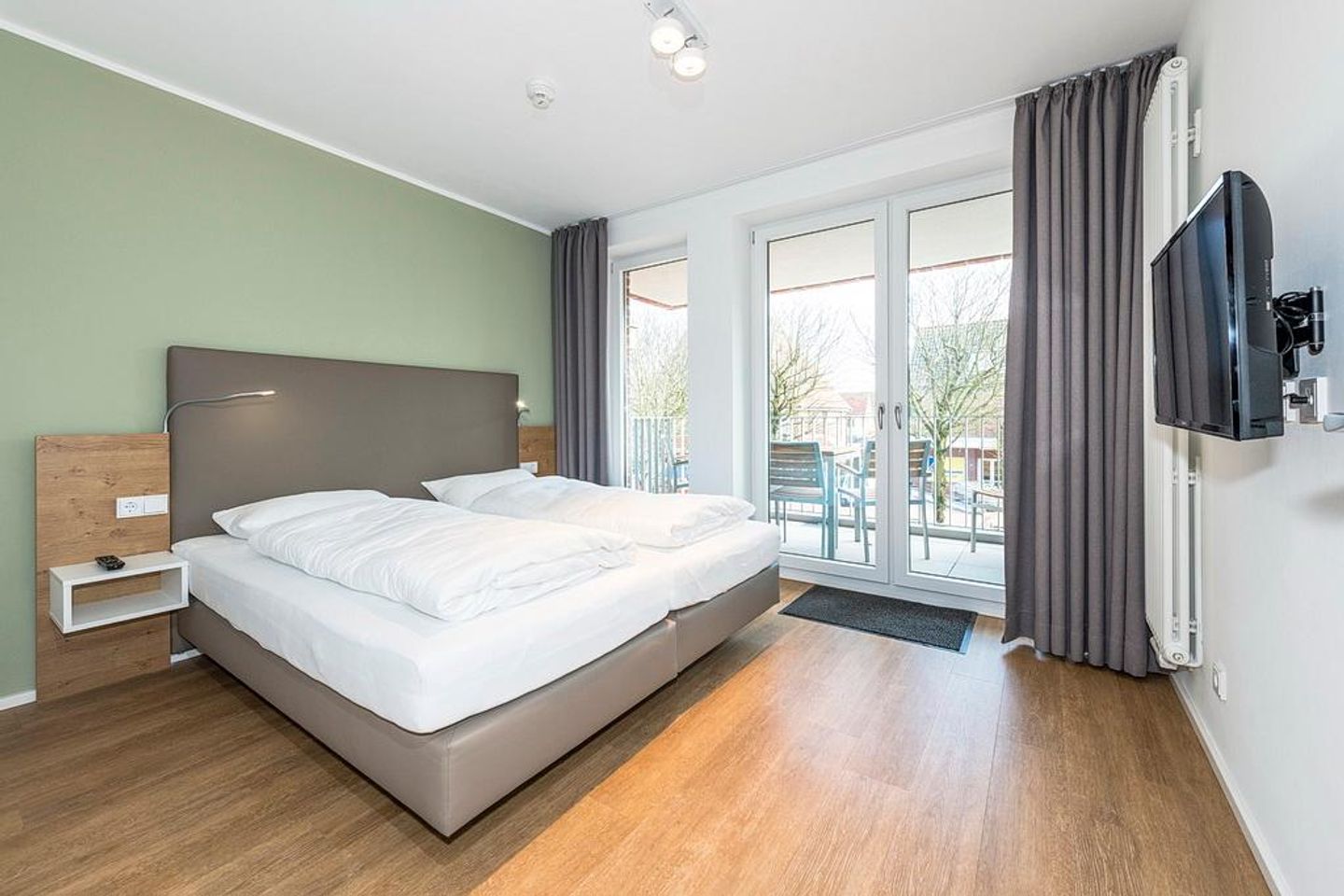 Apartmentvilla Anna See Apartmentvilla Anna See 2-01 Langeoog - Schlafzimmer mit Doppelbett und Zugang zum Balkon