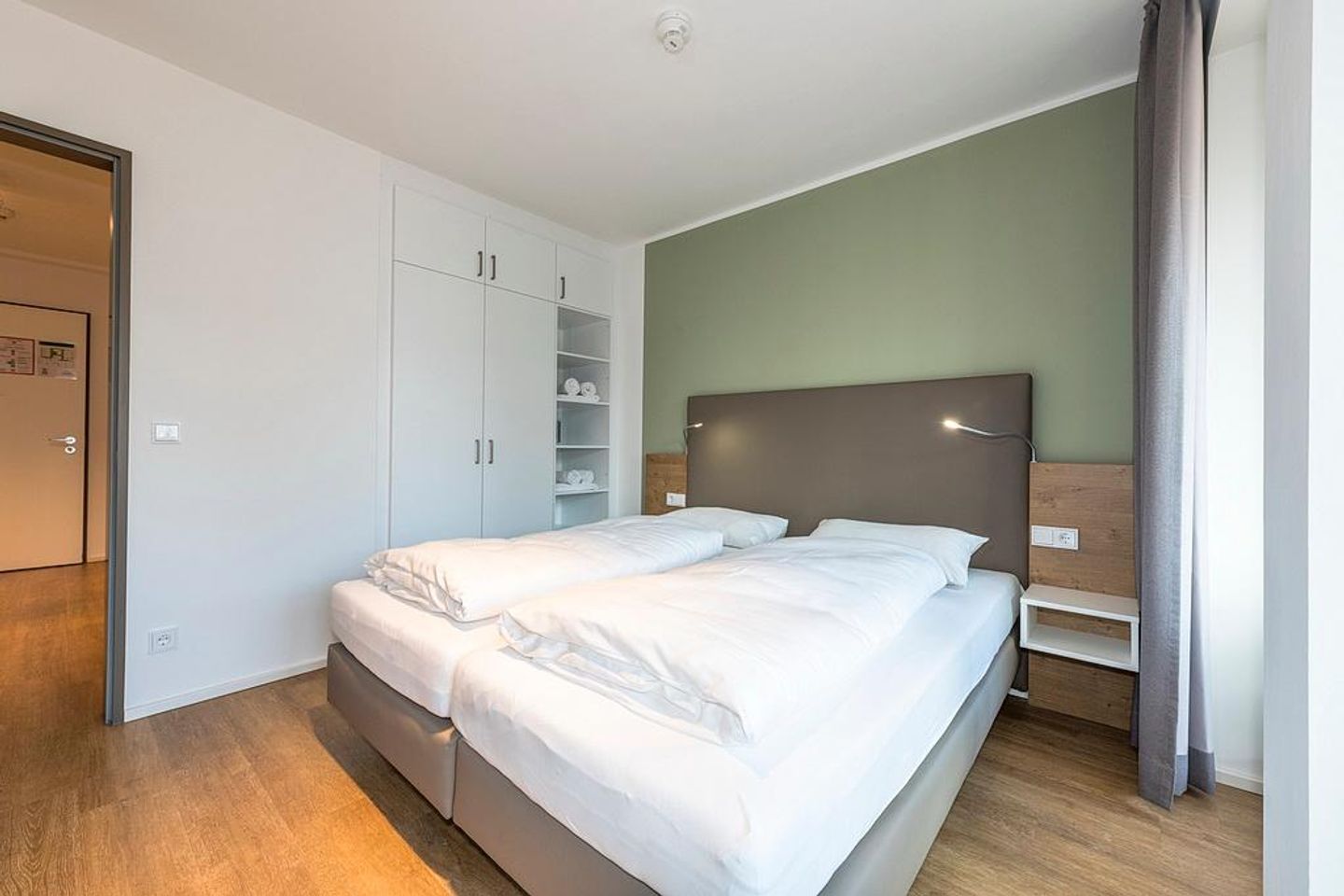 Apartmentvilla Anna See Apartmentvilla Anna See 2-01 Langeoog - Schlafzimmer mit Doppelbett und Kleiderschrank