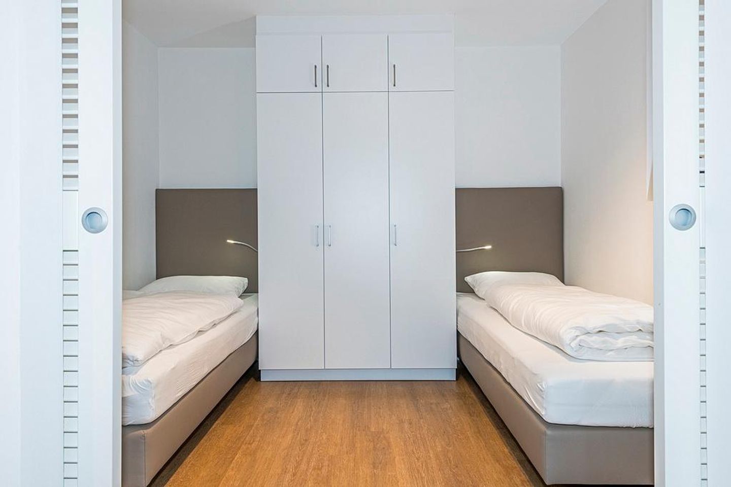 Apartmentvilla Anna See Apartmentvilla Anna See 2-01 Langeoog - Schlafzimmer mit zwei Einzelbetten und Kleiderschrank