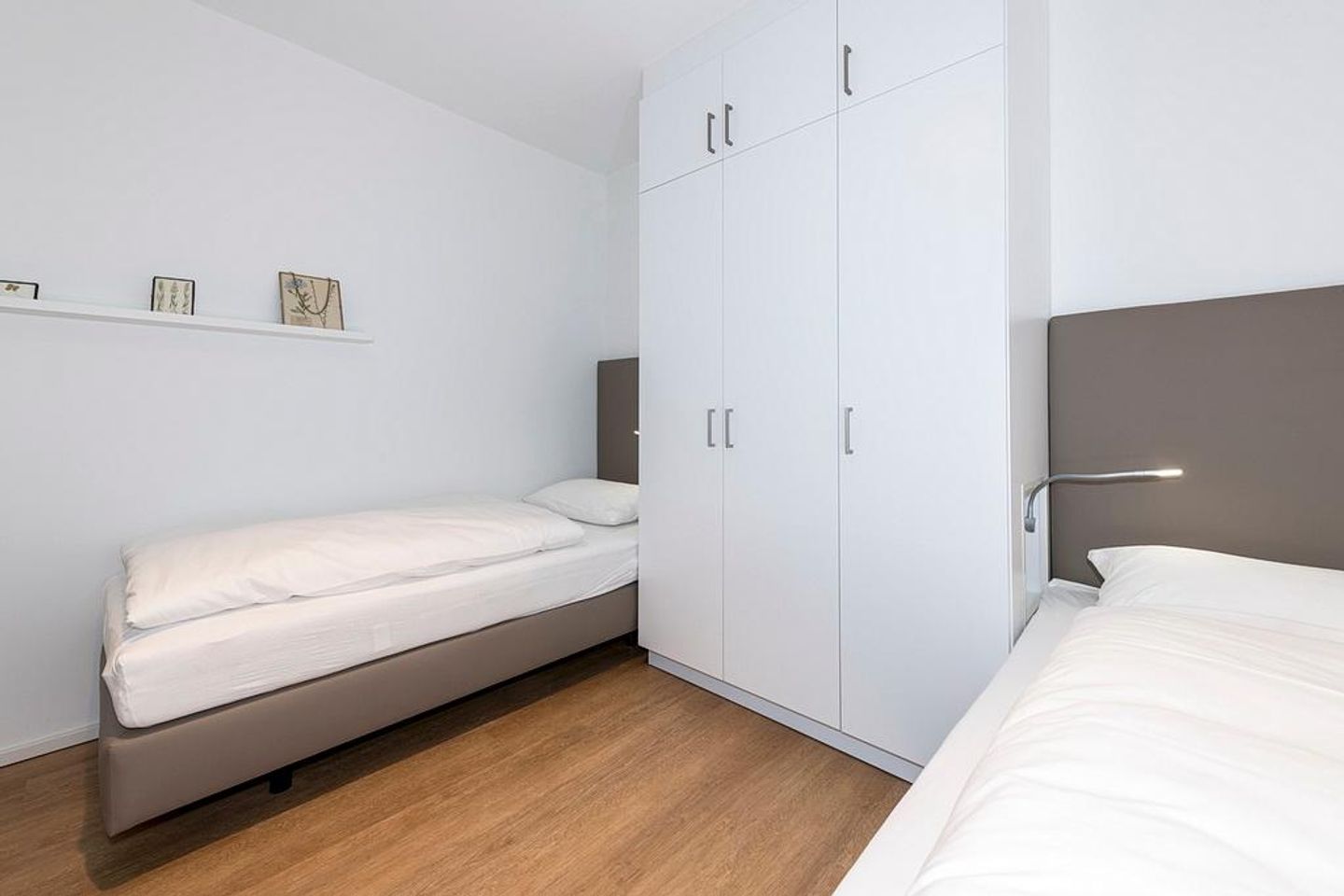 Apartmentvilla Anna See Apartmentvilla Anna See 2-01 Langeoog - Schlafzimmer mit zwei Einzelbetten und Kleiderschrank