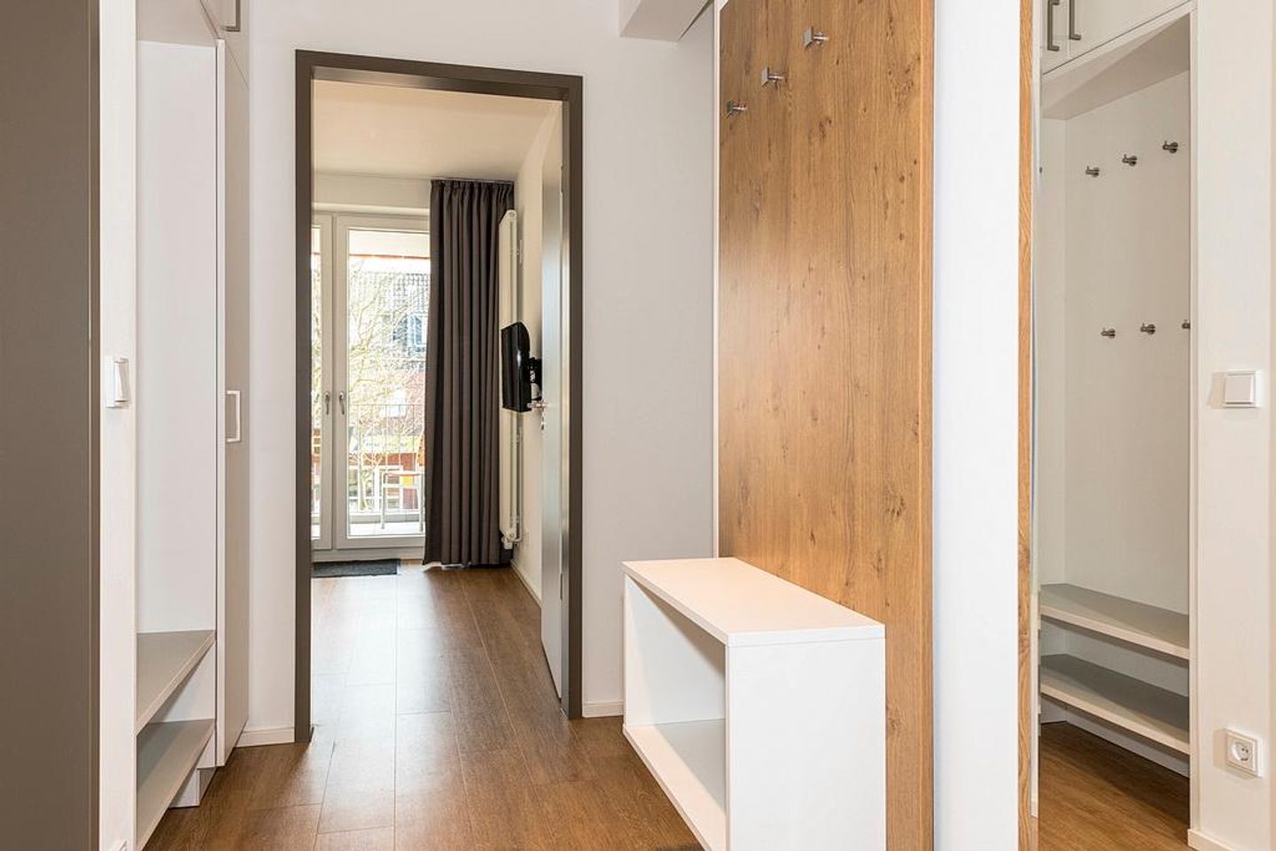 Apartmentvilla Anna See Apartmentvilla Anna See 2-01 Langeoog - Flur mit Garderobe und Spiegel