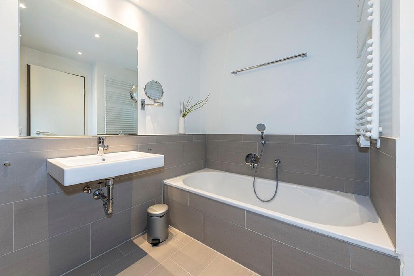 Apartmentvilla Anna See Apartmentvilla Anna See 2-01 Langeoog - Badezimmer mit Badewanne, Waschtisch und Spiegel