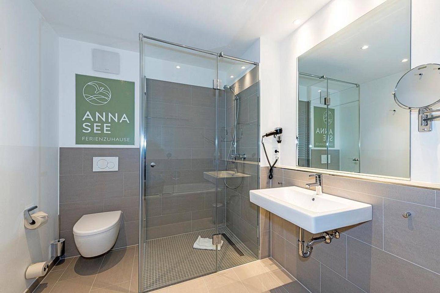 Apartmentvilla Anna See Apartmentvilla Anna See 2-01 Langeoog - Badezimmer mit Dusche, Waschtisch, WC und Spiegel