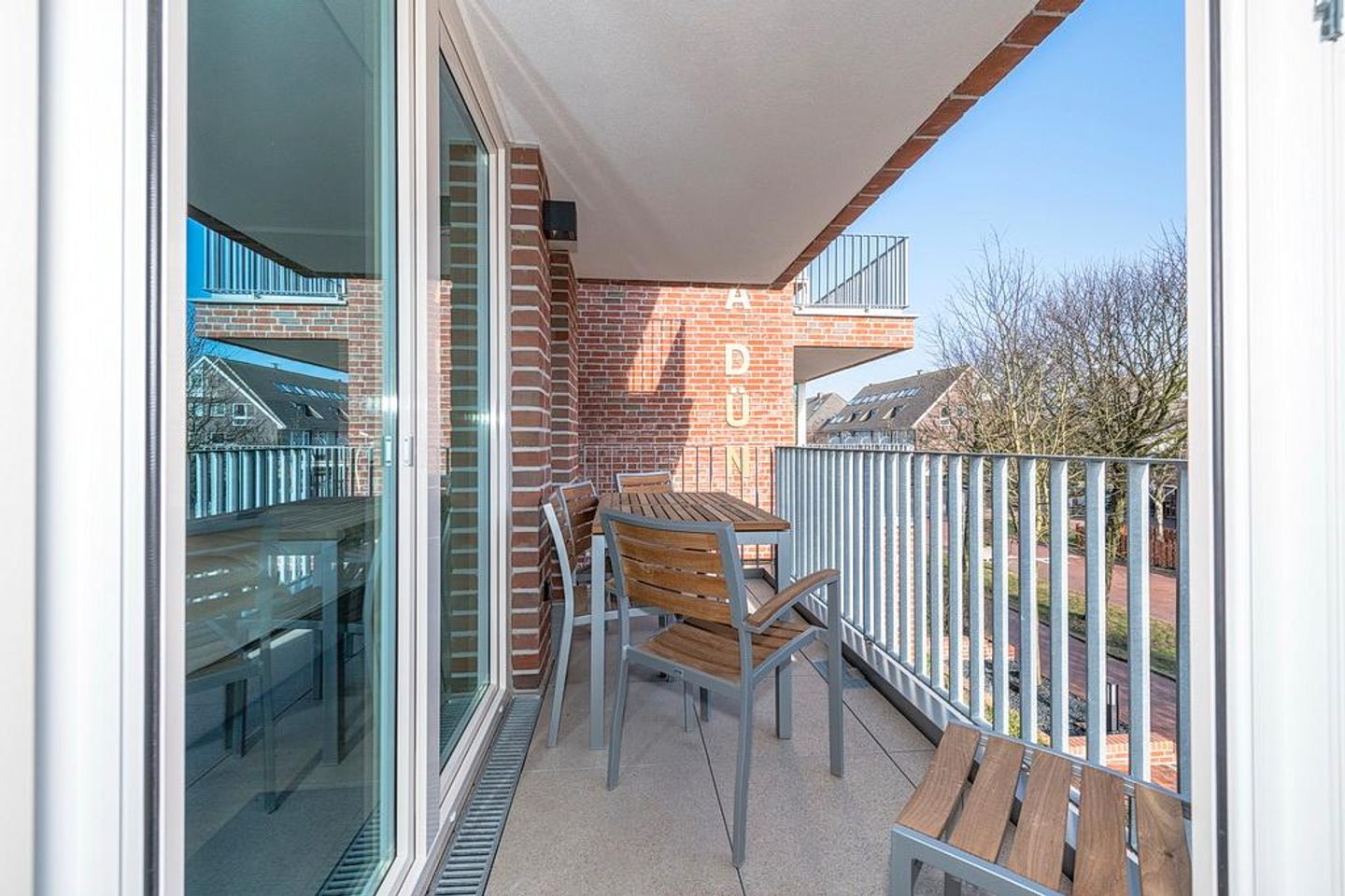 Apartmentvilla Anna See Apartmentvilla Anna See 2-01 Langeoog - Überdachter Balkon mit Sitzgelegenheit