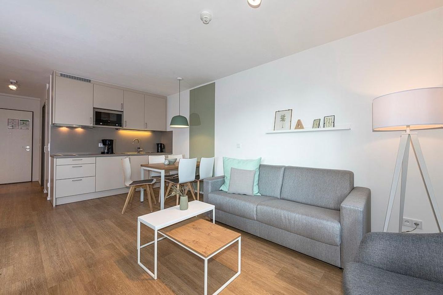 Apartmentvilla Anna See Apartmentvilla Anna See 2-02 Langeoog - Wohn-Essbereich mit Couch, Couchtisch und Sessel