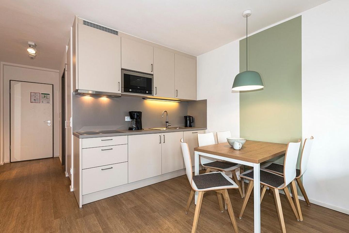 Apartmentvilla Anna See Apartmentvilla Anna See 2-02 Langeoog - Wohn-Essbereich mit Küchenzeile und Esstisch