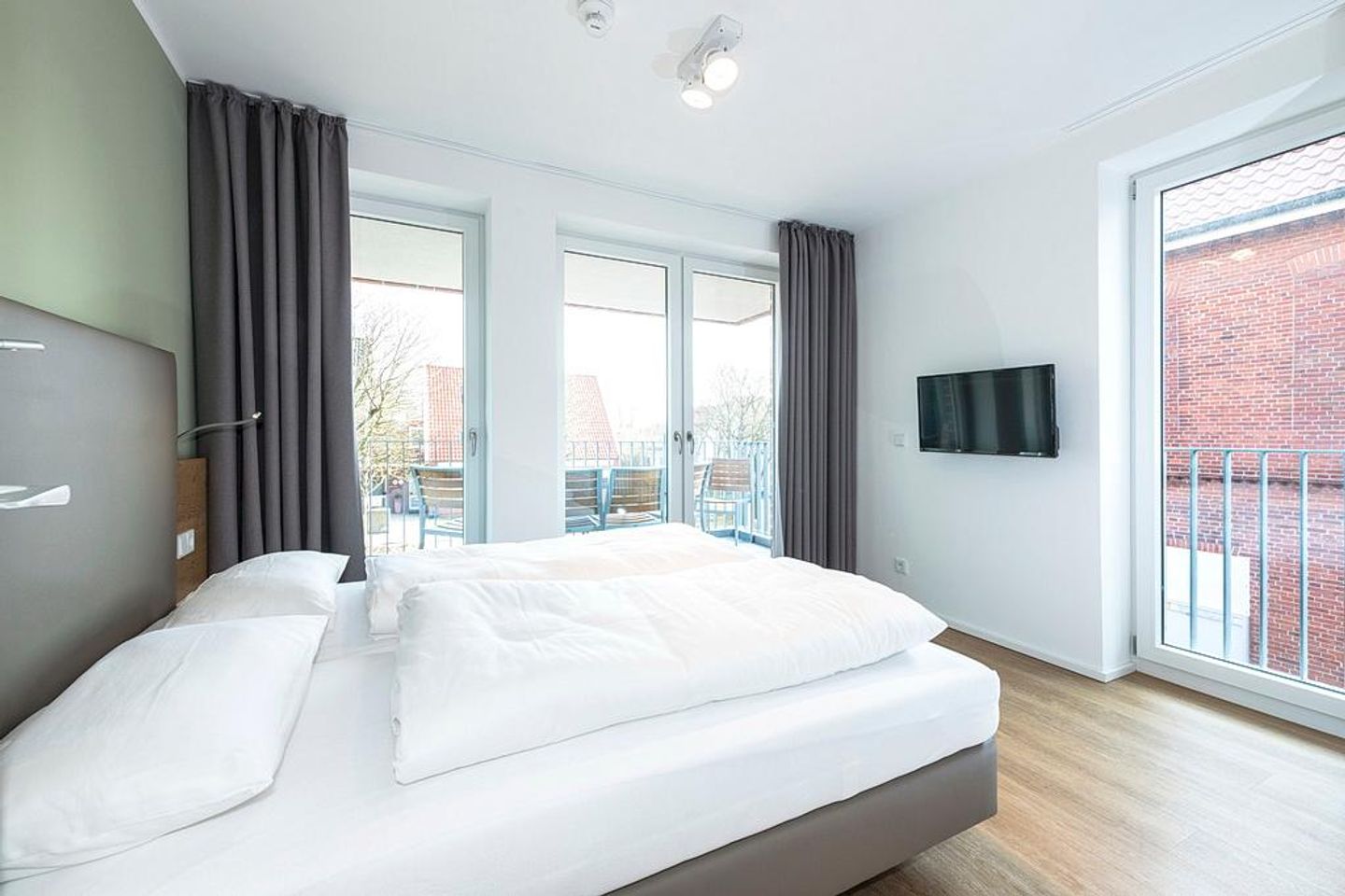 Apartmentvilla Anna See Apartmentvilla Anna See 2-02 Langeoog - Schlafzimmer mit Doppelbett und TV