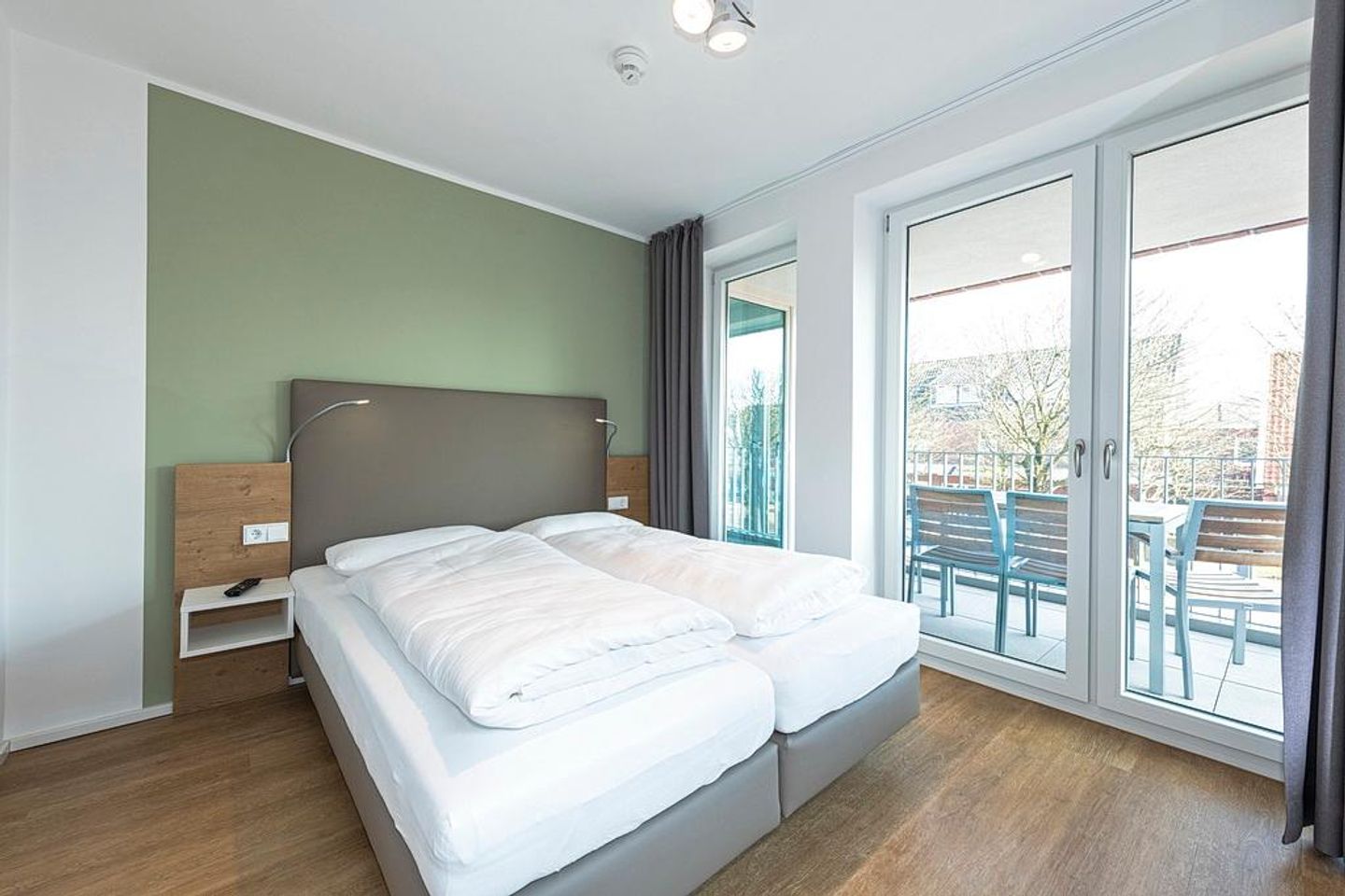 Apartmentvilla Anna See Apartmentvilla Anna See 2-02 Langeoog - Schlafzimmer mit Doppelbett und Zugang zum Balkon