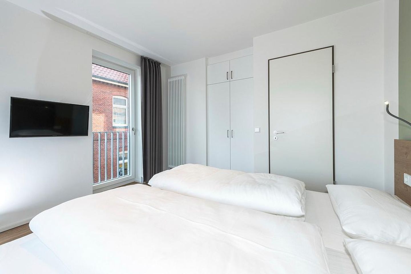 Apartmentvilla Anna See Apartmentvilla Anna See 2-02 Langeoog - Schlafzimmer mit Doppelbett und Kleiderschrank