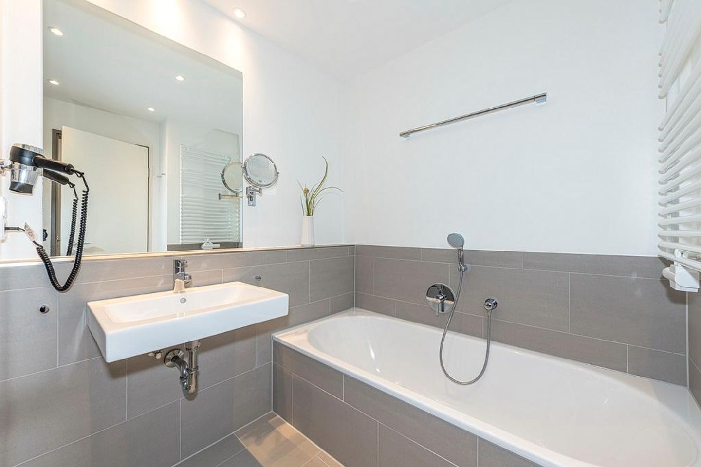 Apartmentvilla Anna See Apartmentvilla Anna See 2-02 Langeoog - Badezimmer mit Badewanne, Waschtisch und Spiegel