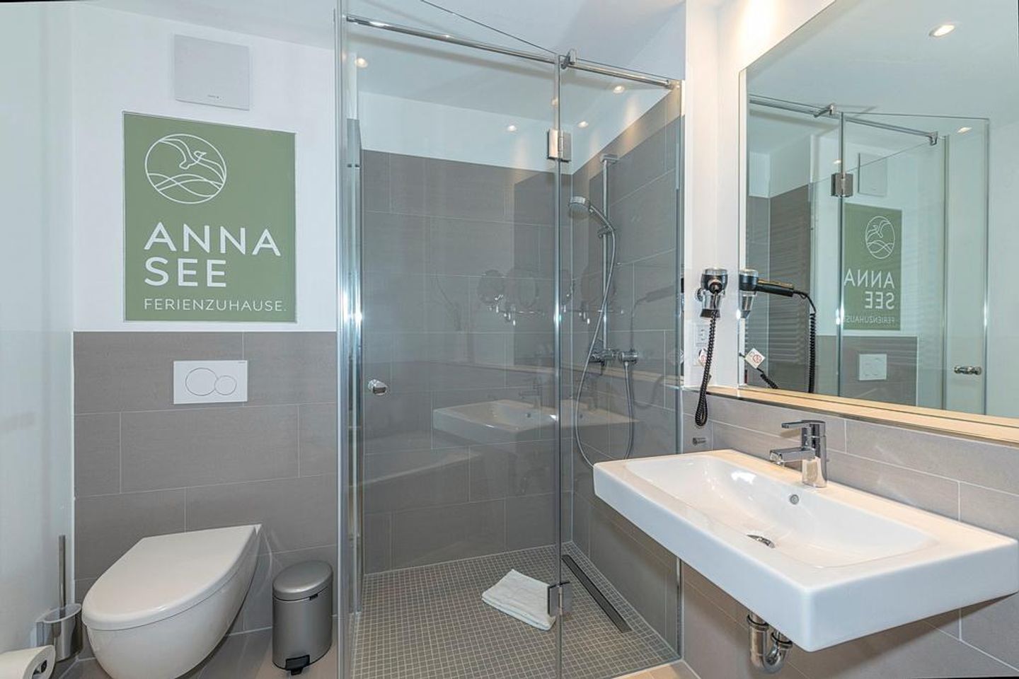 Apartmentvilla Anna See Apartmentvilla Anna See 2-02 Langeoog - Badezimmer mit Dusche, Waschtisch, WC und Spiegel