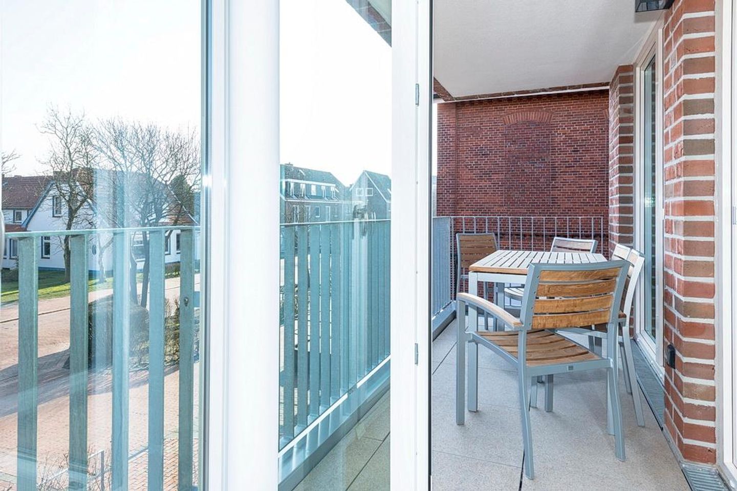 Apartmentvilla Anna See Apartmentvilla Anna See 2-02 Langeoog - Überdachter Balkon mit Sitzgelegenheit