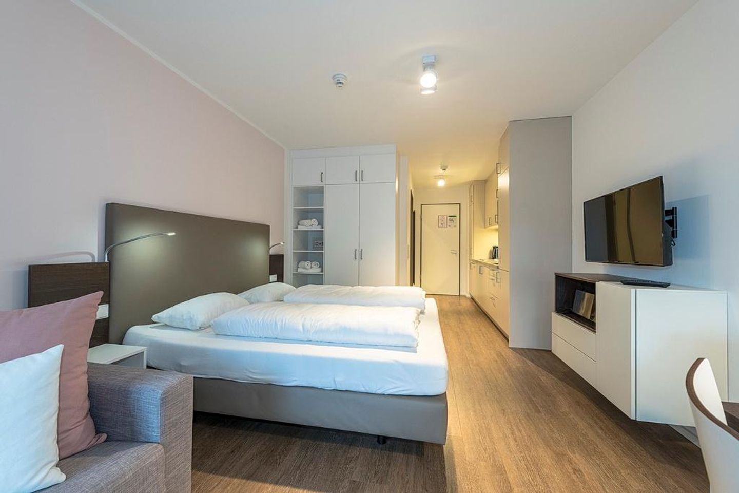 Apartmentvilla Anna See Apartmentvilla Anna See 2-03 Langeoog - Wohn-Schlafbereich mit Kleiderschrank