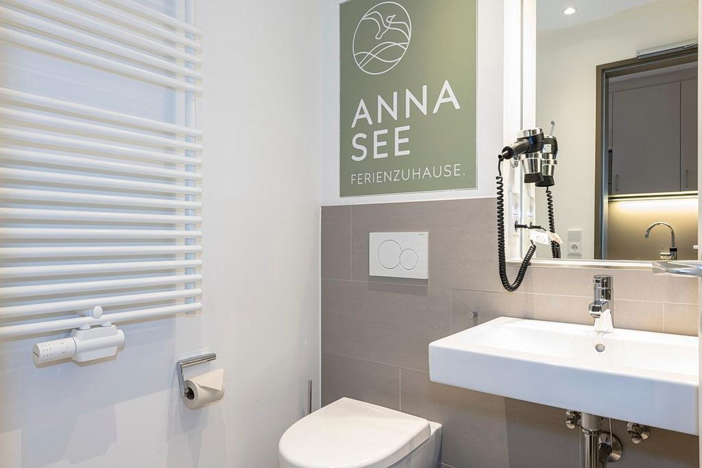 Apartmentvilla Anna See Apartmentvilla Anna See 2-03 Langeoog - Badezimmer mit WC, Waschtisch und Spiegel